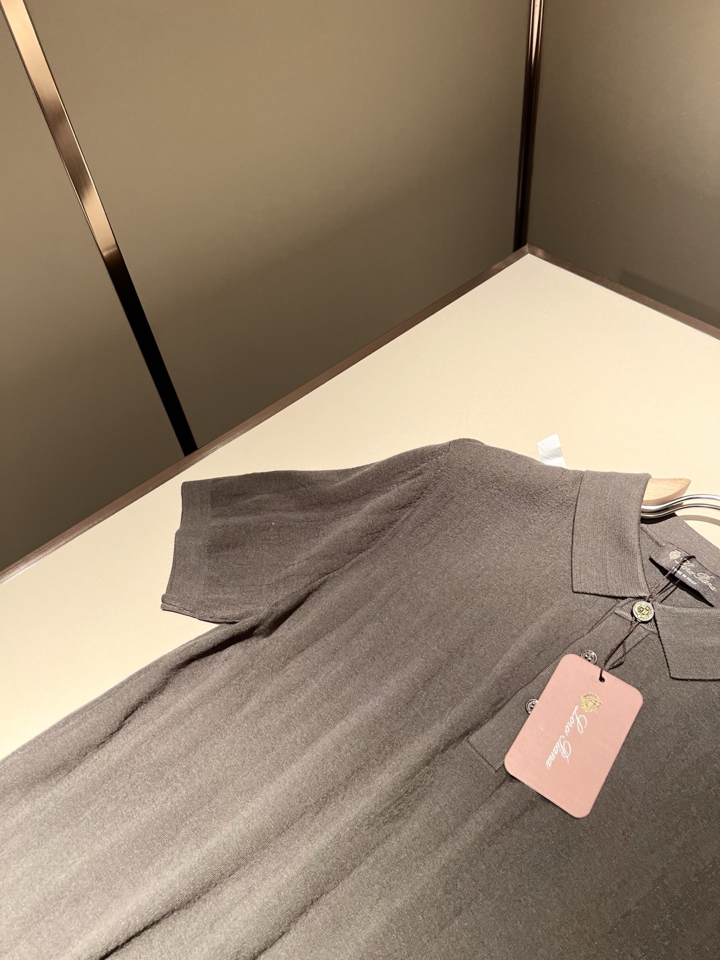 Loro Piana诺悠翩雅 2025秋季男士最新的贸易订单翻领针织短袖T恤，全品相！！上身舒适透气，不