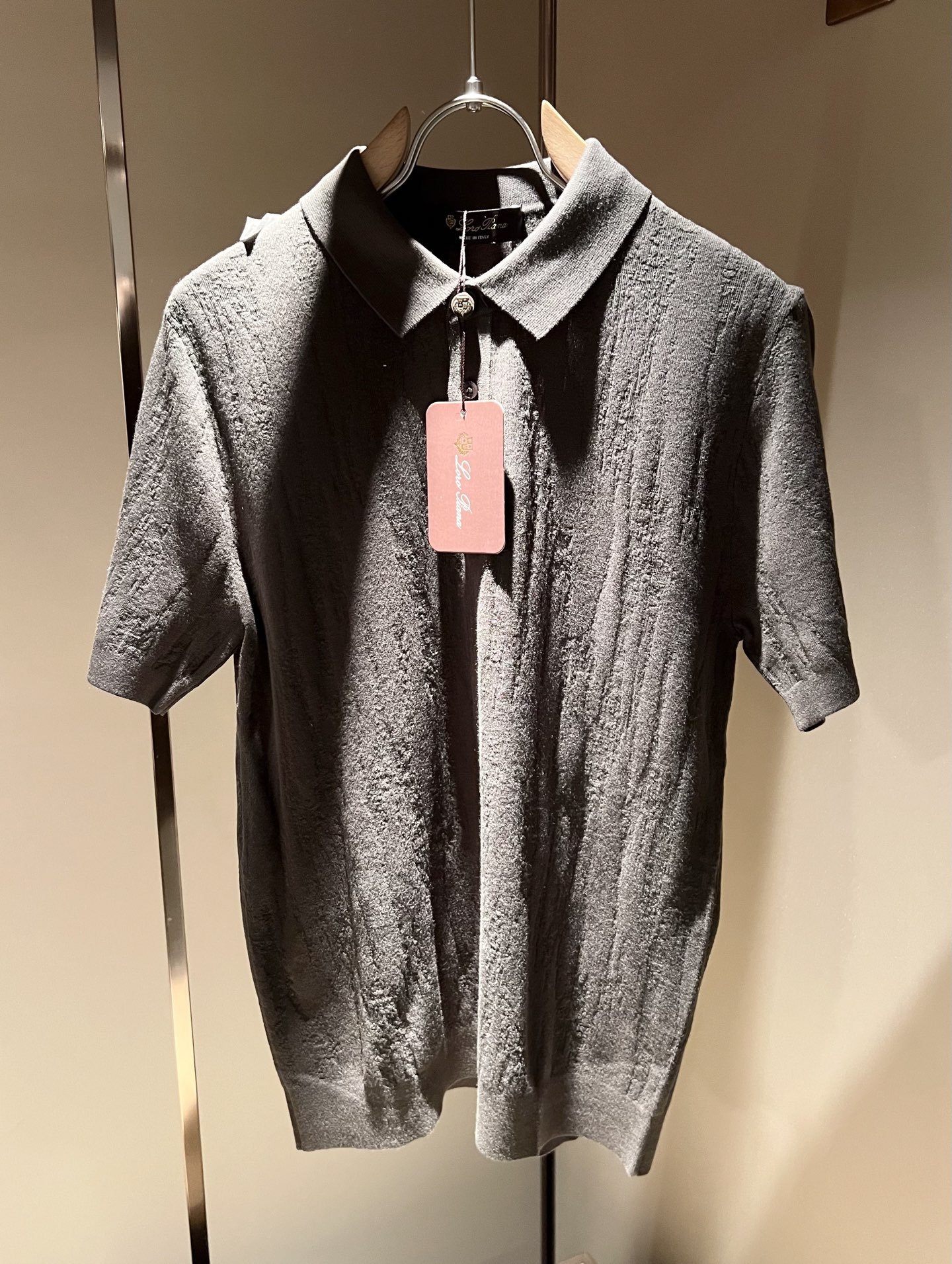 Loro Piana诺悠翩雅 2025秋季男士最新的贸易订单翻领针织短袖T恤，全品相！！上身舒适透气，不