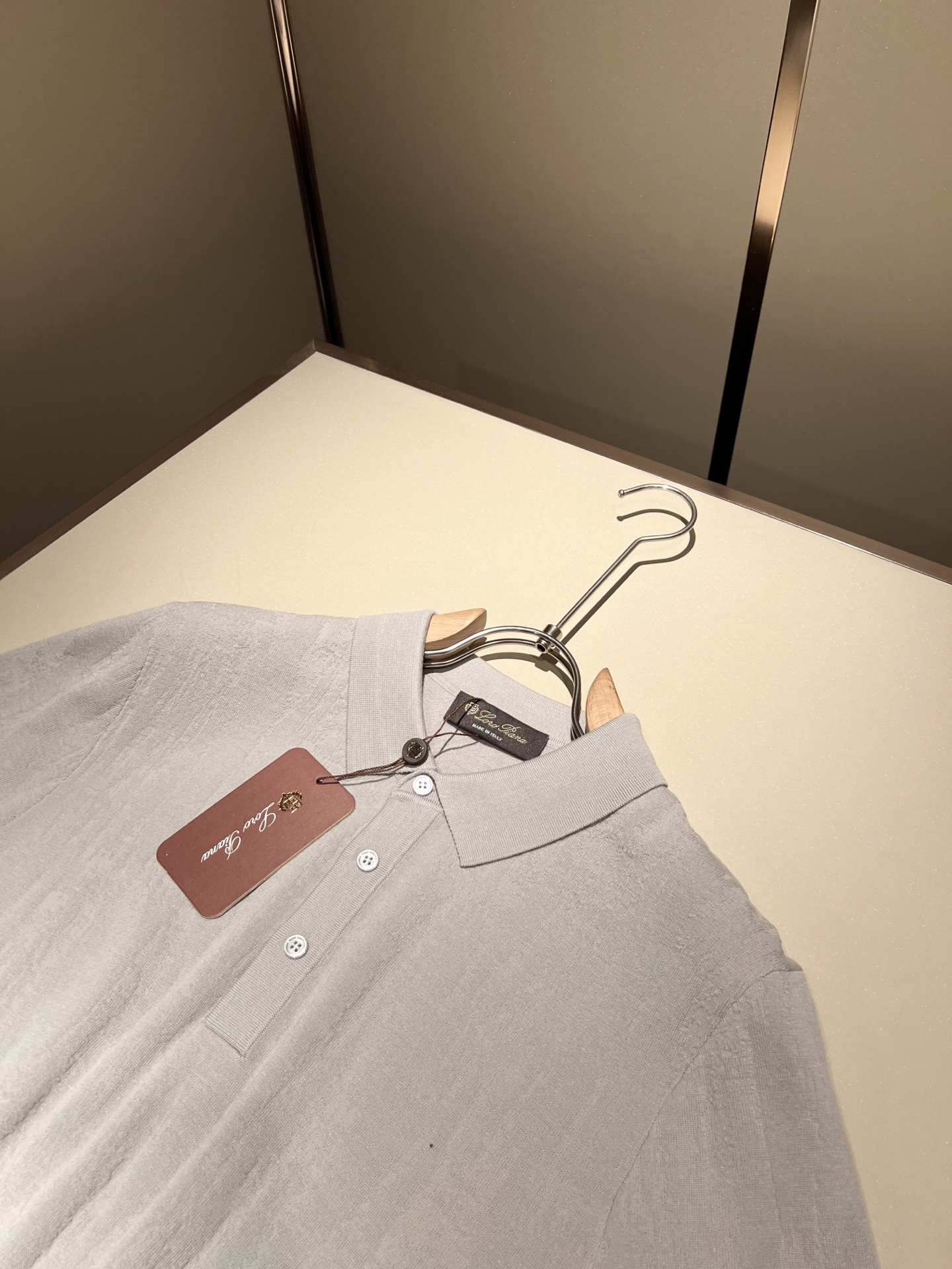 Loro Piana诺悠翩雅 2025秋季男士最新的贸易订单翻领针织短袖T恤，全品相！！上身舒适透气，不