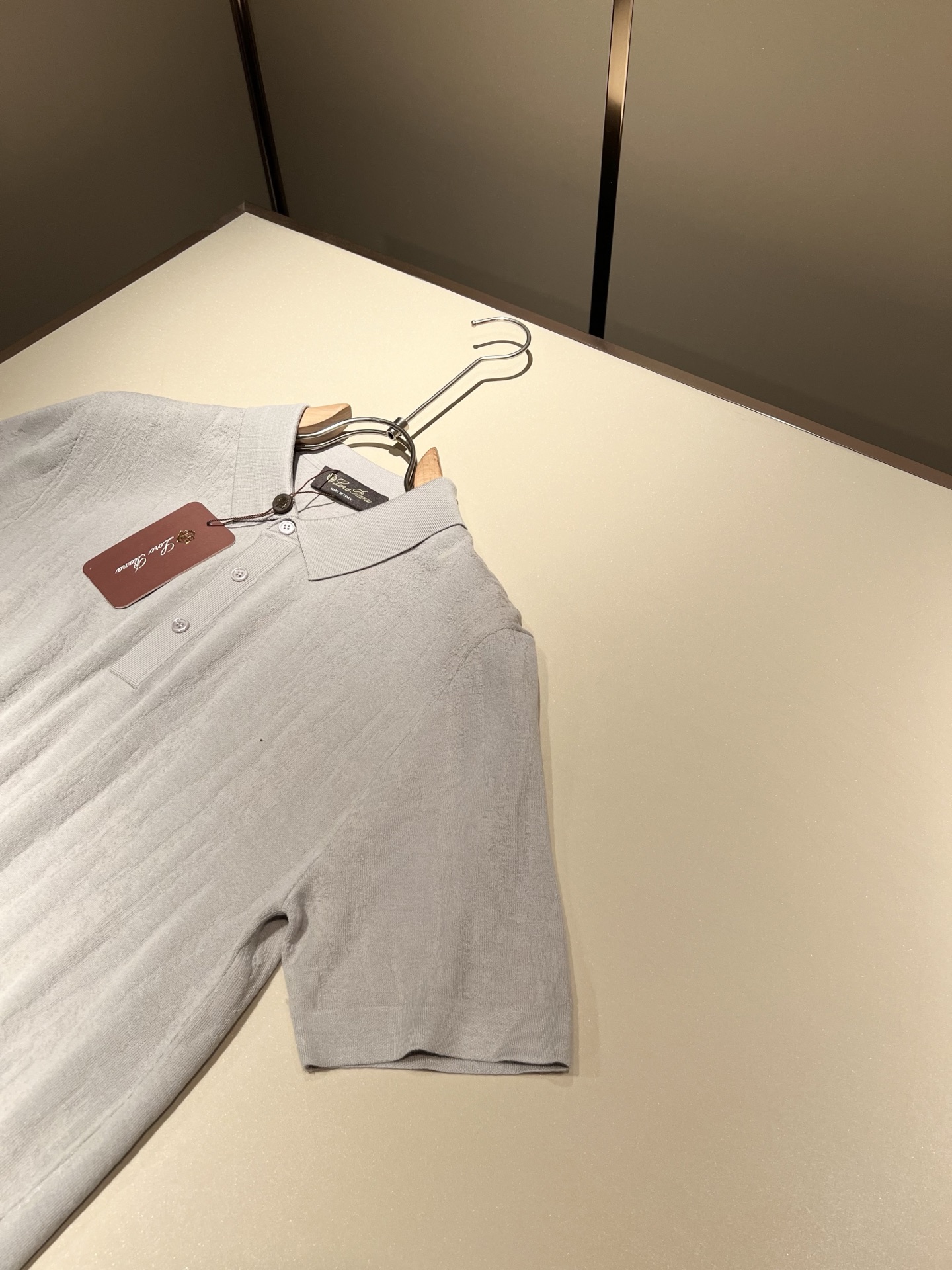 Loro Piana诺悠翩雅 2025秋季男士最新的贸易订单翻领针织短袖T恤，全品相！！上身舒适透气，不