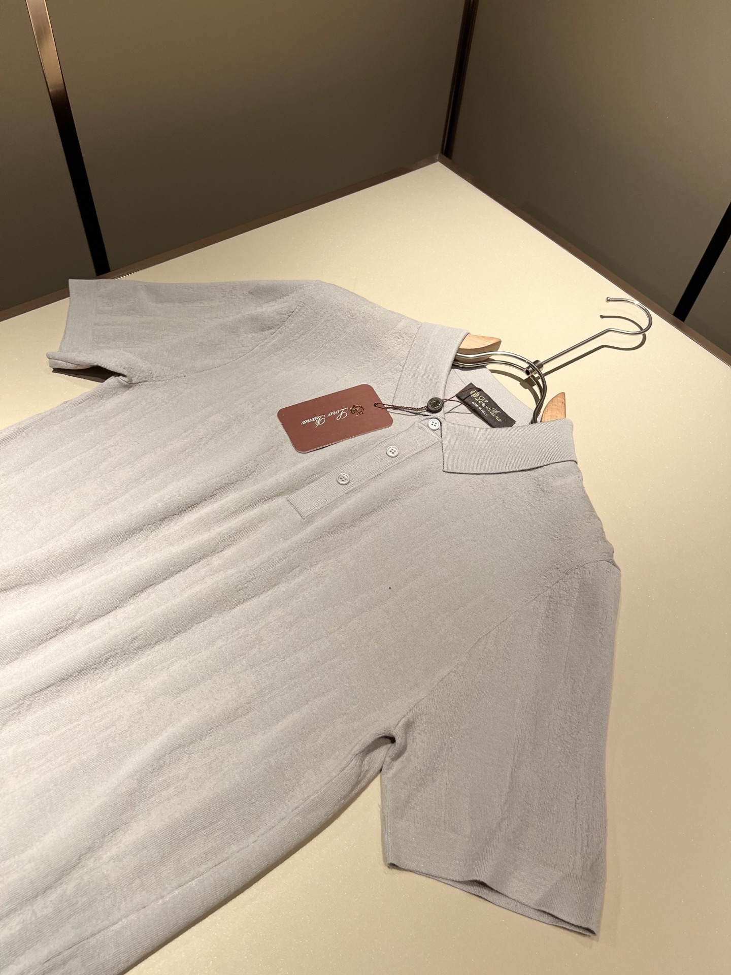 Loro Piana诺悠翩雅 2025秋季男士最新的贸易订单翻领针织短袖T恤，全品相！！上身舒适透气，不