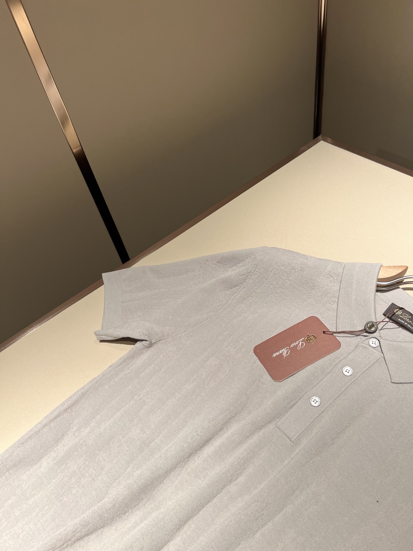 Loro Piana诺悠翩雅 2025秋季男士最新的贸易订单翻领针织短袖T恤，全品相！！上身舒适透气，不