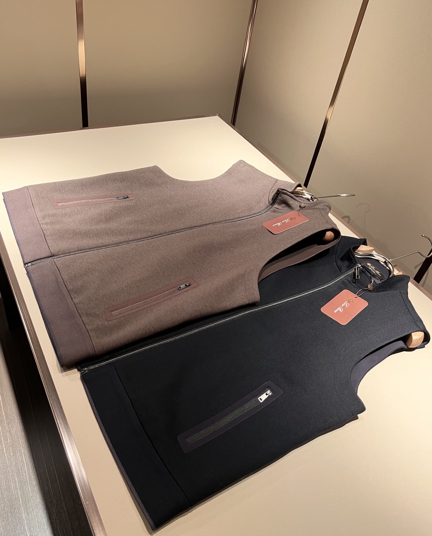 Loro Piana诺悠翩雅 2025秋冬男士最新的贸易订单羊绒马甲，全品相！！上身舒适保暖舒适，不僵硬