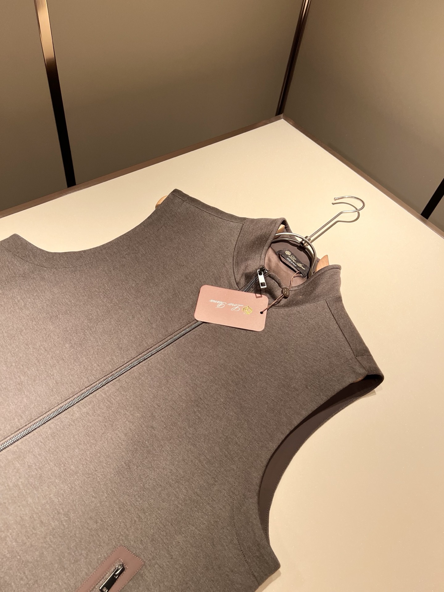 Loro Piana诺悠翩雅 2025秋冬男士最新的贸易订单羊绒马甲，全品相！！上身舒适保暖舒适，不僵硬