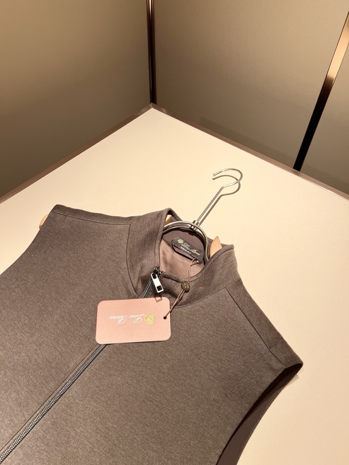 Loro Piana诺悠翩雅 2025秋冬男士最新的贸易订单羊绒马甲，全品相！！上身舒适保暖舒适，不僵硬