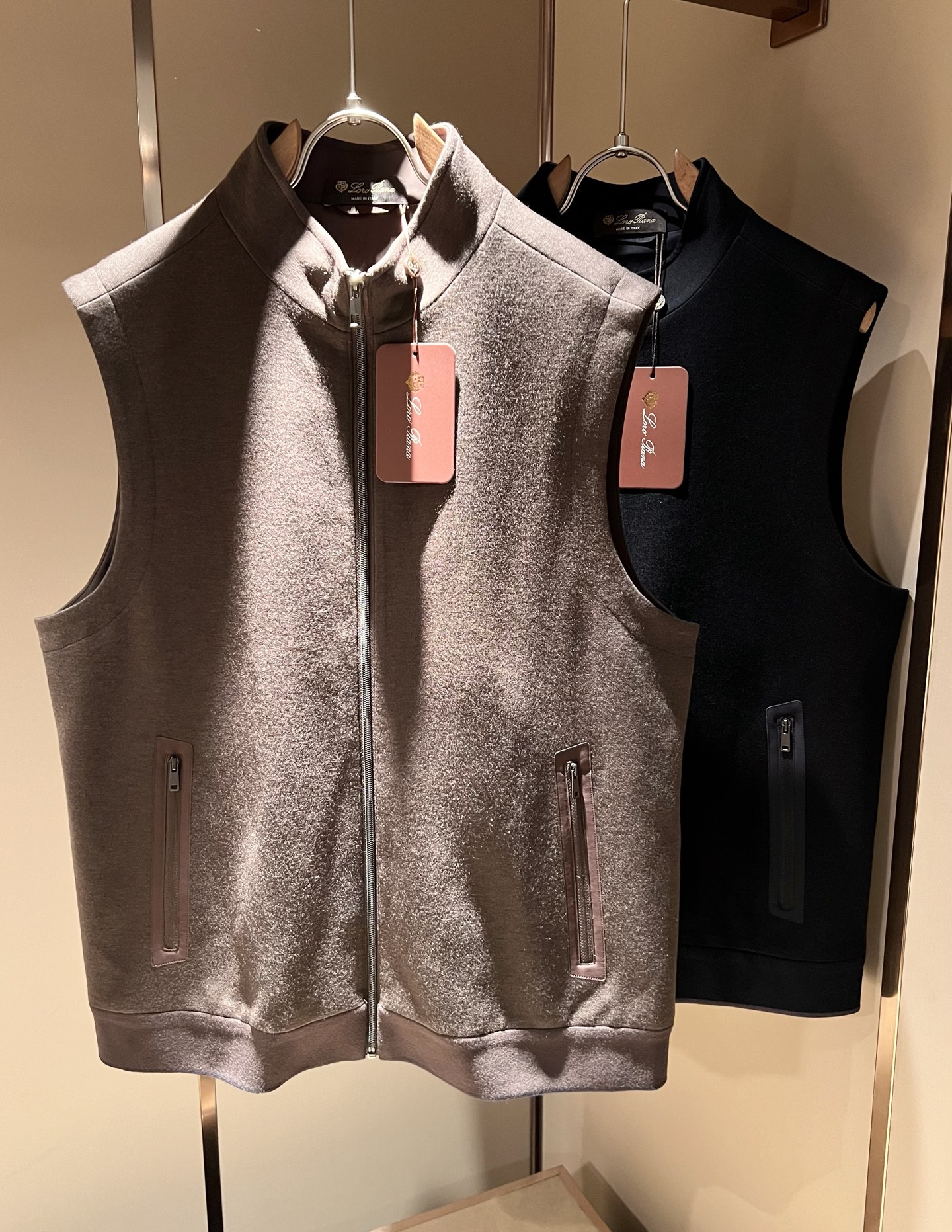 Loro Piana诺悠翩雅 2025秋冬男士最新的贸易订单羊绒马甲，全品相！！上身舒适保暖舒适，不僵硬