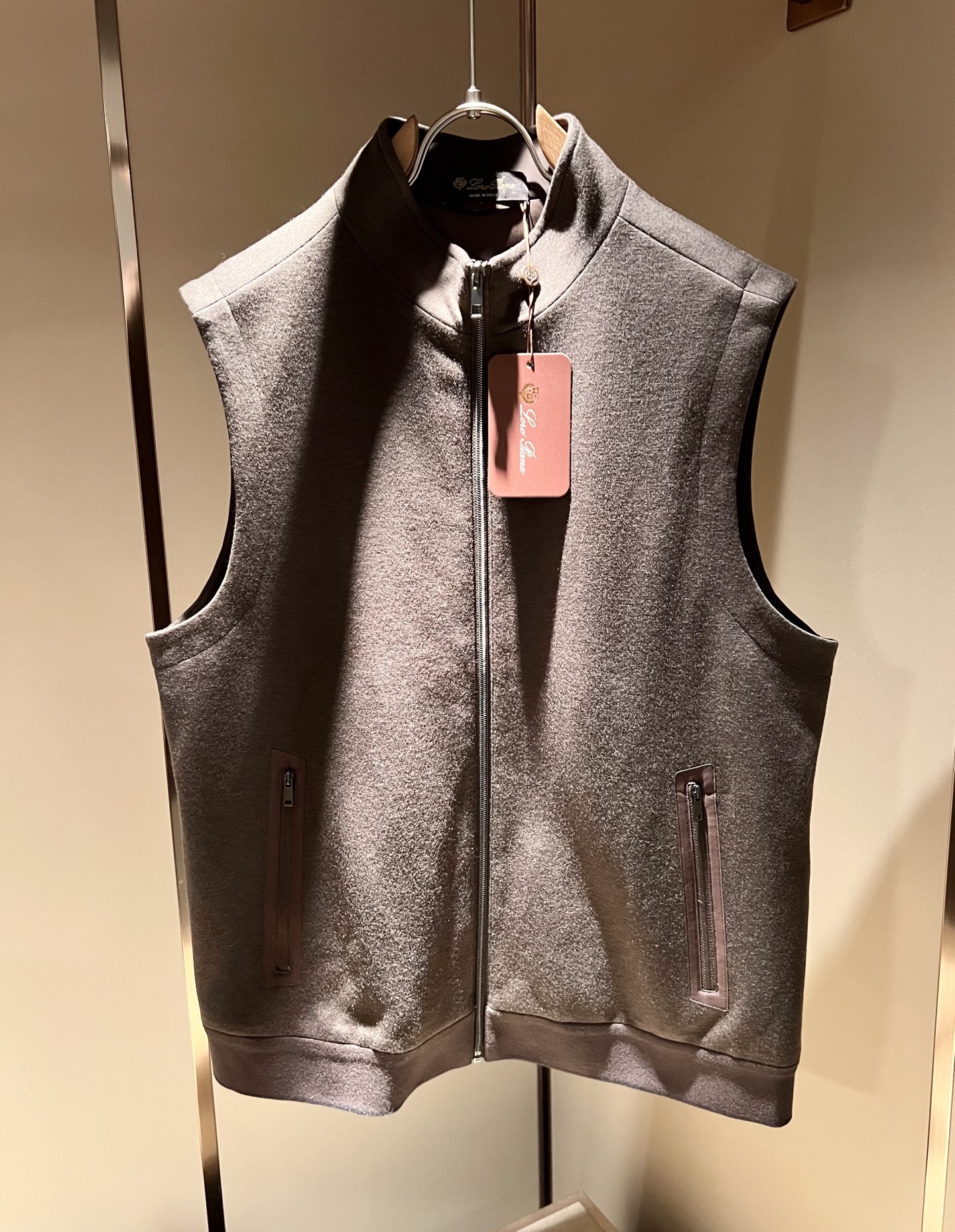 Loro Piana诺悠翩雅 2025秋冬男士最新的贸易订单羊绒马甲，全品相！！上身舒适保暖舒适，不僵硬