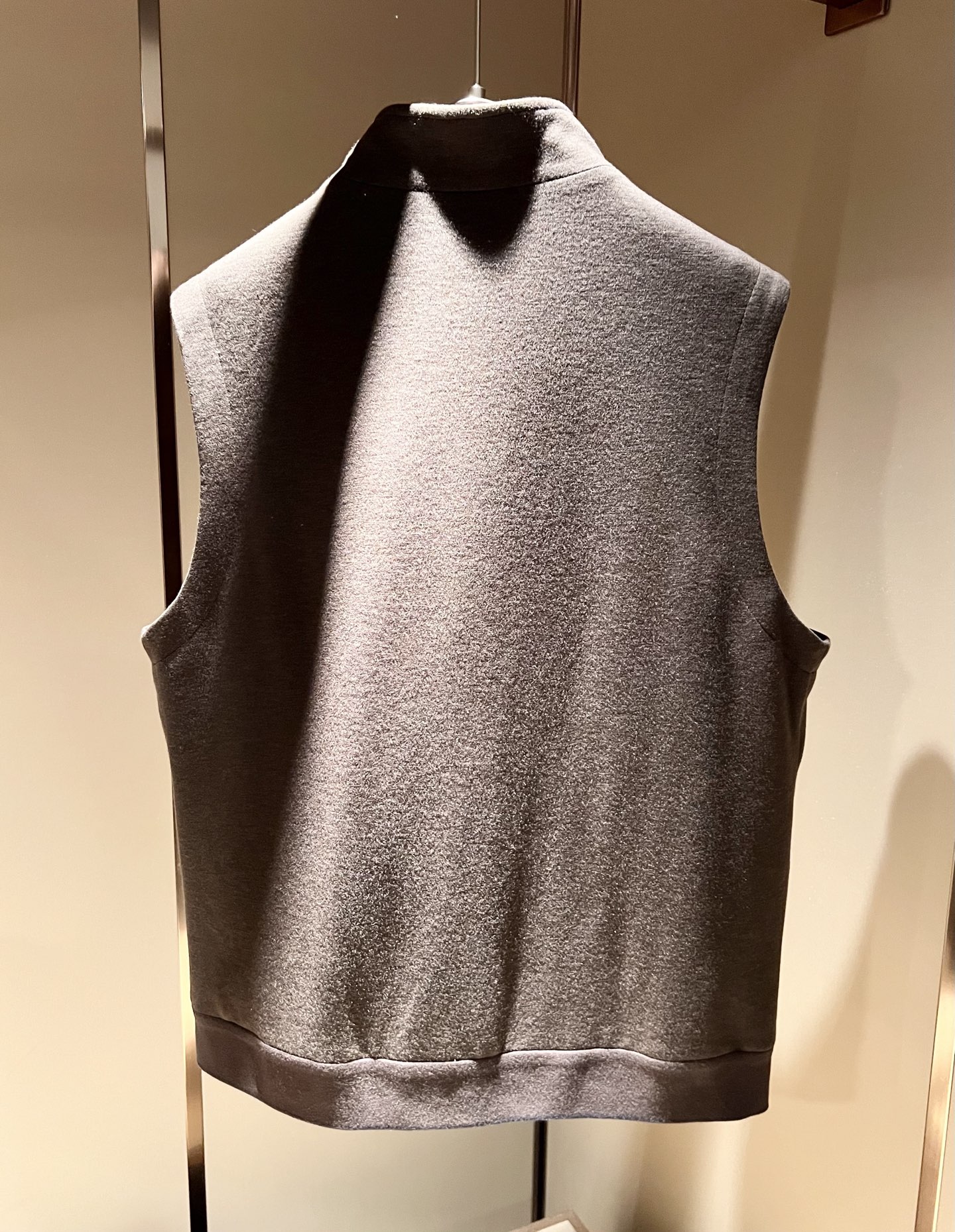 Loro Piana诺悠翩雅 2025秋冬男士最新的贸易订单羊绒马甲，全品相！！上身舒适保暖舒适，不僵硬