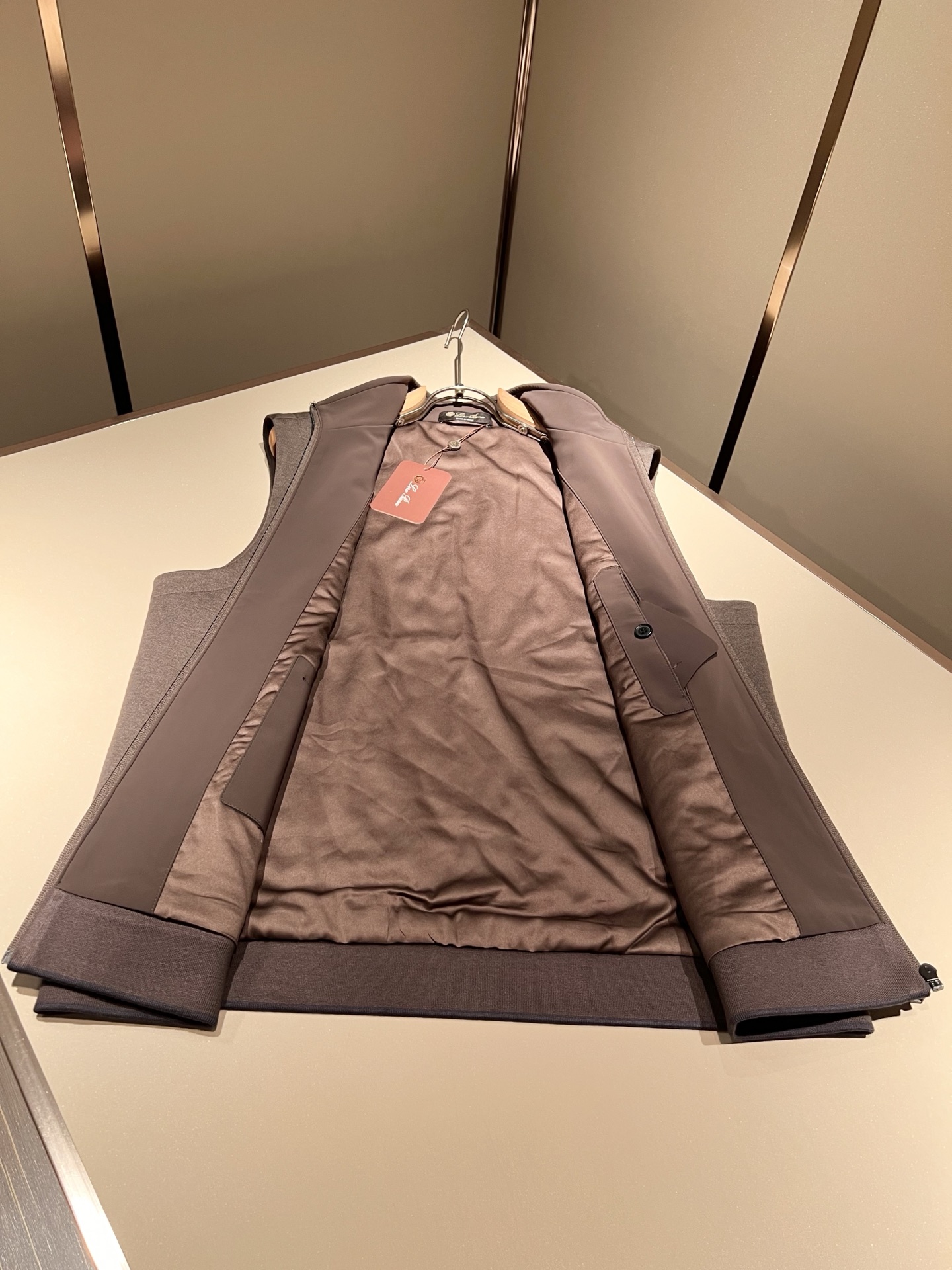 Loro Piana诺悠翩雅 2025秋冬男士最新的贸易订单羊绒马甲，全品相！！上身舒适保暖舒适，不僵硬