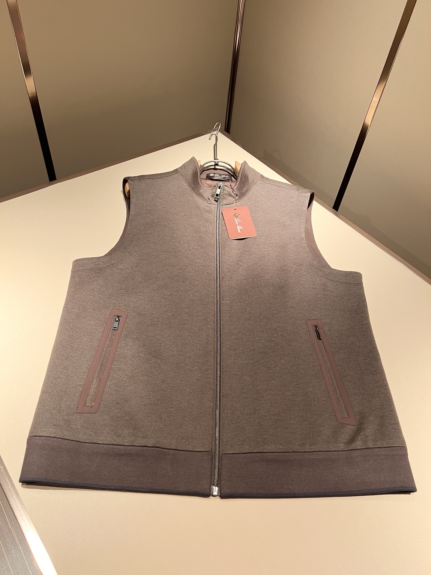 Loro Piana诺悠翩雅 2025秋冬男士最新的贸易订单羊绒马甲，全品相！！上身舒适保暖舒适，不僵硬