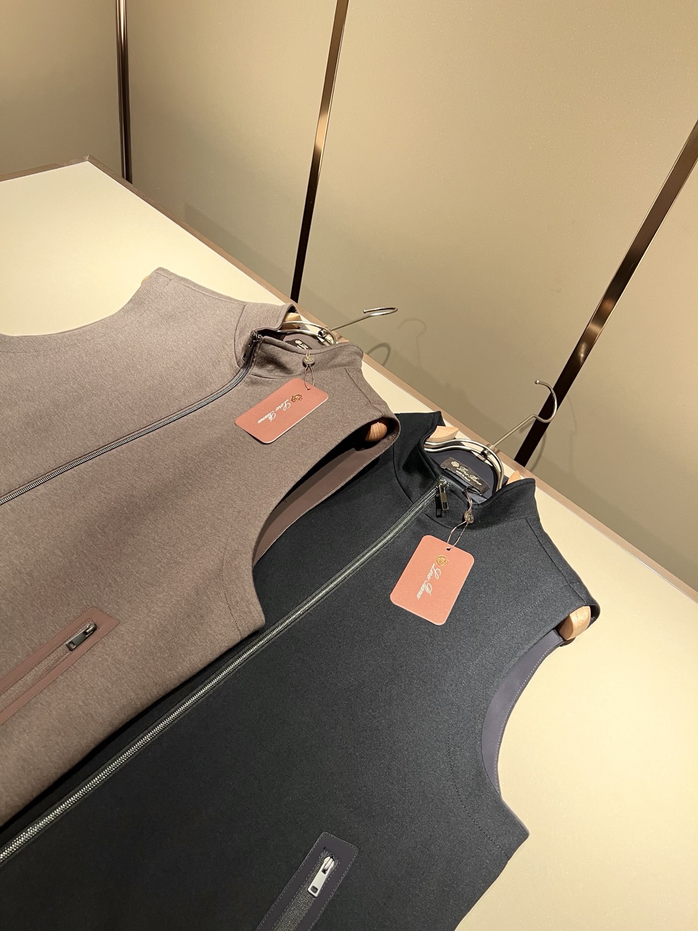 Loro Piana诺悠翩雅 2025秋冬男士最新的贸易订单羊绒马甲，全品相！！上身舒适保暖舒适，不僵硬