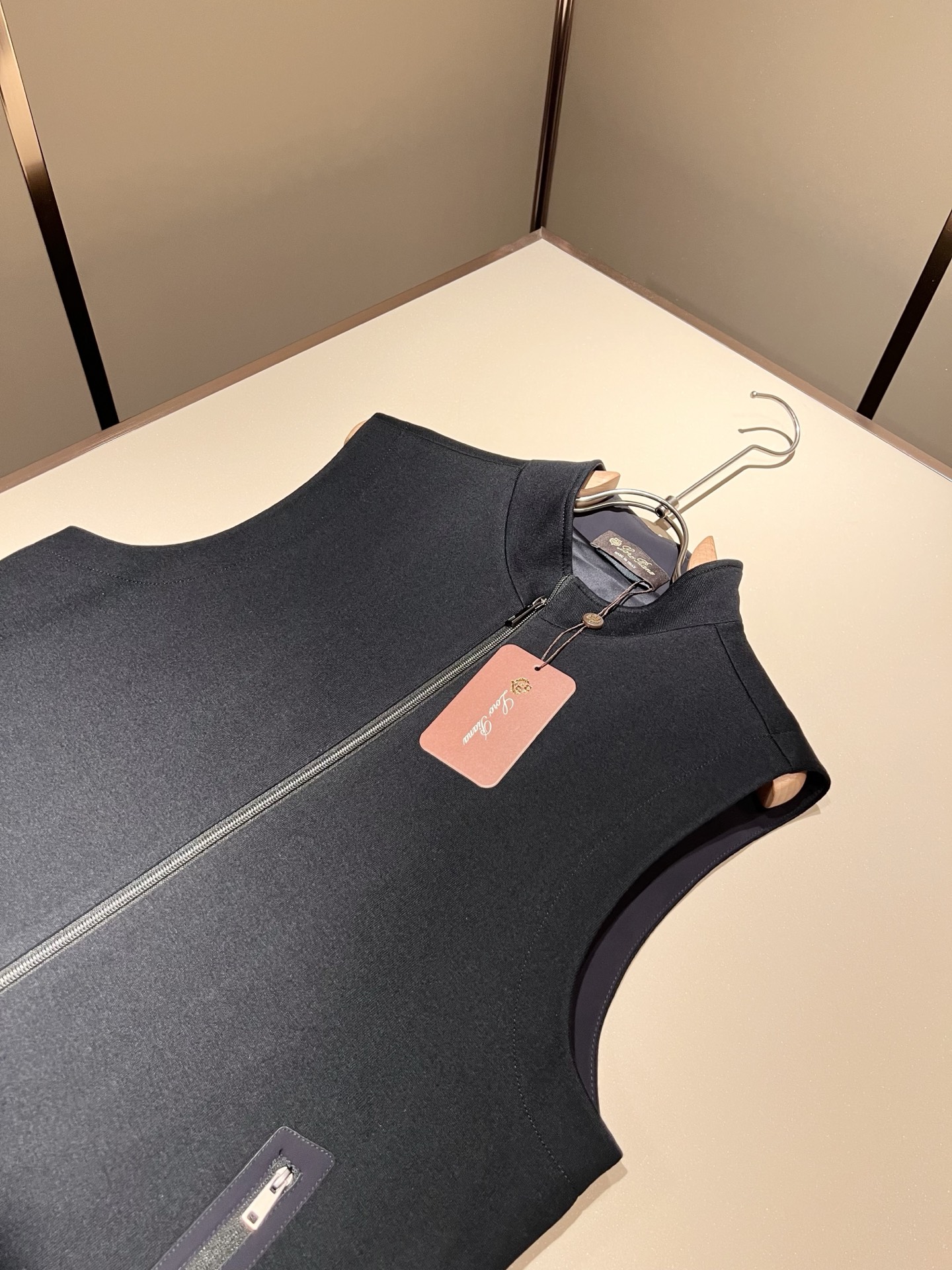 Loro Piana诺悠翩雅 2025秋冬男士最新的贸易订单羊绒马甲，全品相！！上身舒适保暖舒适，不僵硬