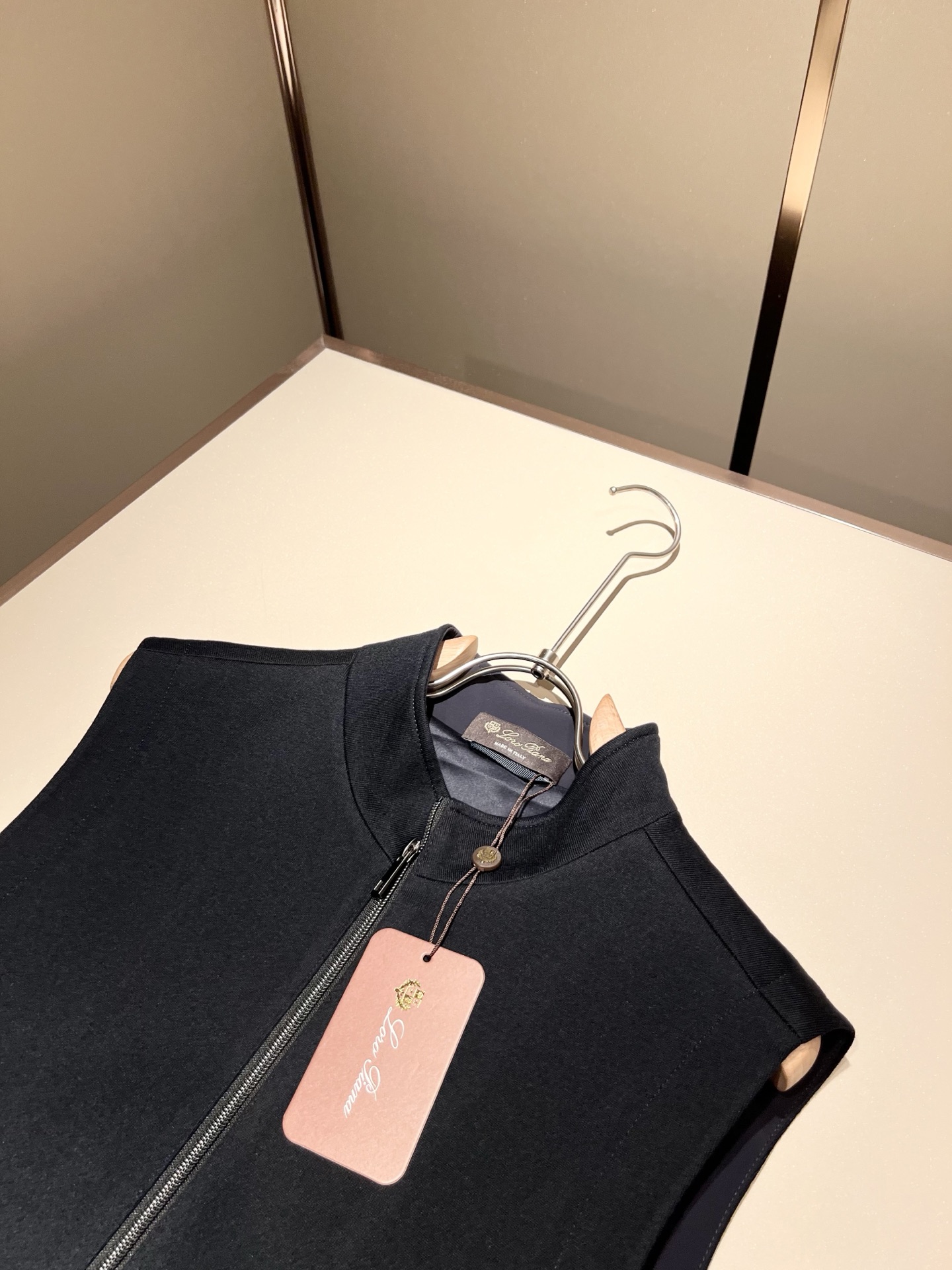 Loro Piana诺悠翩雅 2025秋冬男士最新的贸易订单羊绒马甲，全品相！！上身舒适保暖舒适，不僵硬