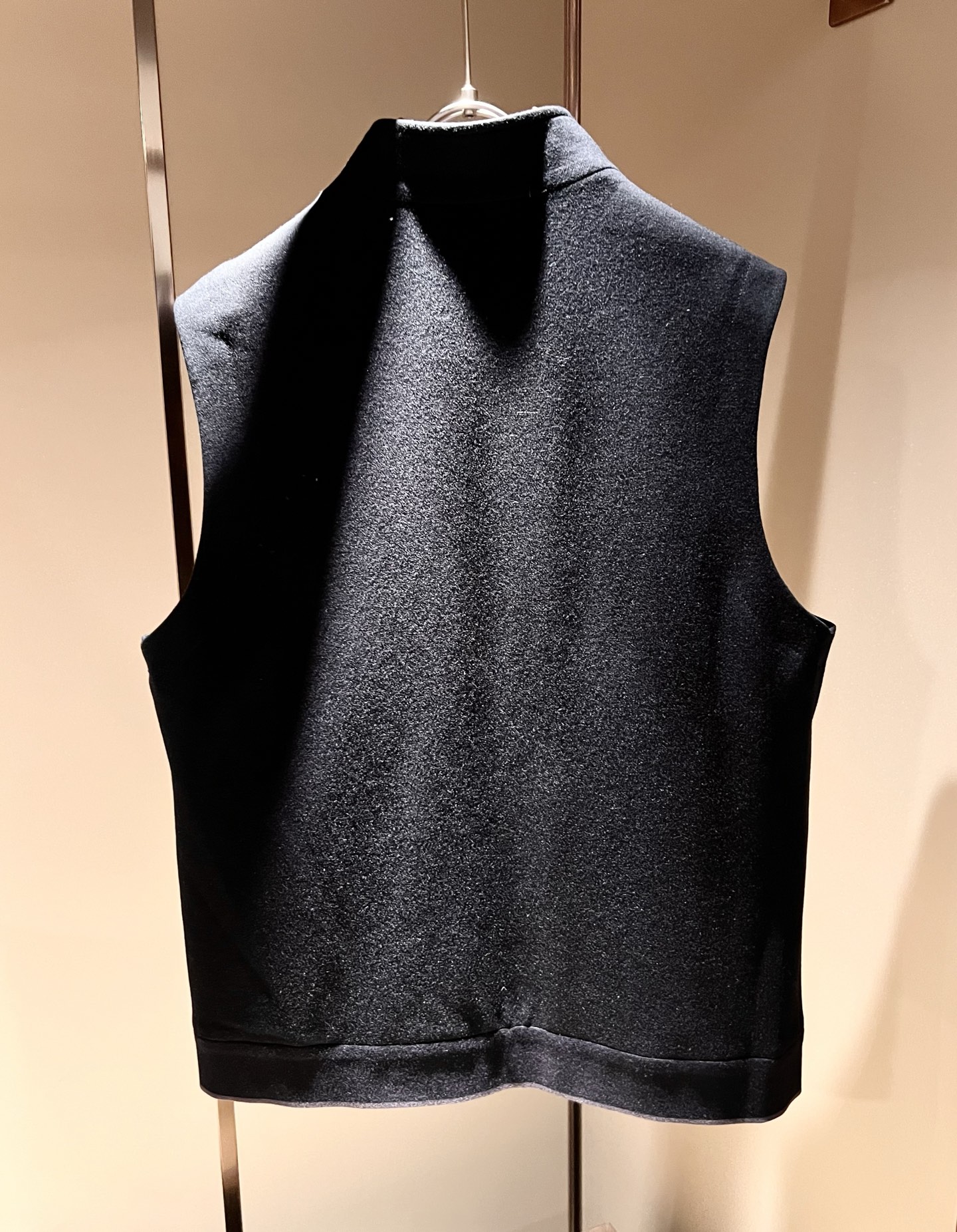 Loro Piana诺悠翩雅 2025秋冬男士最新的贸易订单羊绒马甲，全品相！！上身舒适保暖舒适，不僵硬