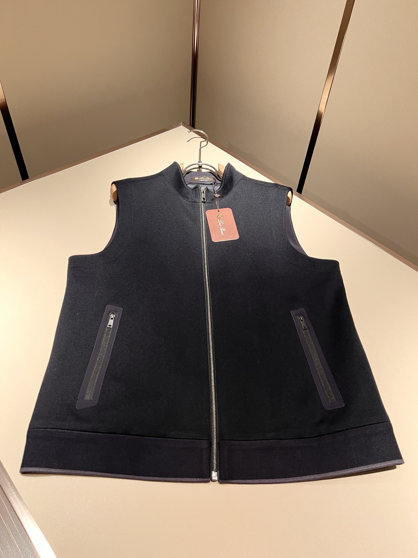 Loro Piana诺悠翩雅 2025秋冬男士最新的贸易订单羊绒马甲，全品相！！上身舒适保暖舒适，不僵硬