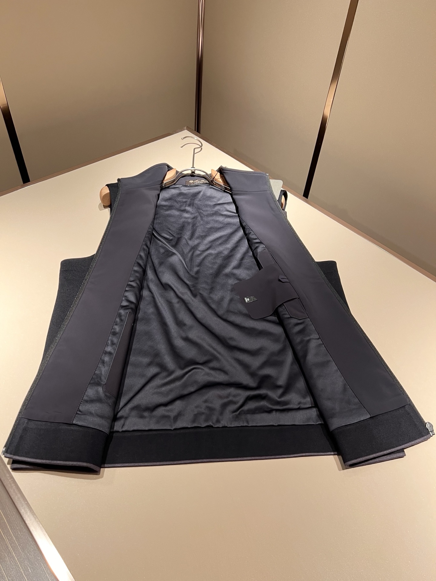 Loro Piana诺悠翩雅 2025秋冬男士最新的贸易订单羊绒马甲，全品相！！上身舒适保暖舒适，不僵硬