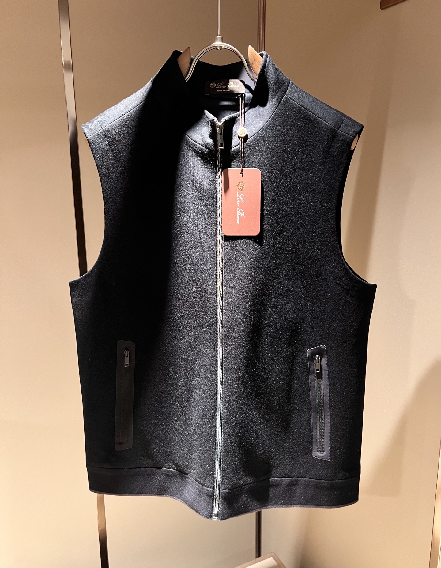 Loro Piana诺悠翩雅 2025秋冬男士最新的贸易订单羊绒马甲，全品相！！上身舒适保暖舒适，不僵硬