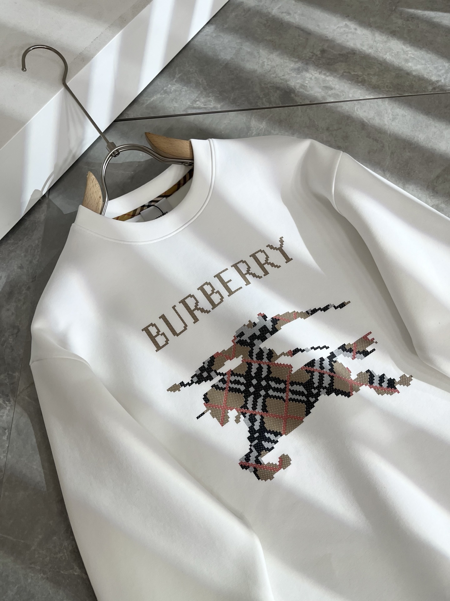 BURBER*Y巴*莉 2025秋冬新款男女同款👫基础休闲百搭棉质圆领卫衣，男女同款卫衣！贸易公司渠道稀