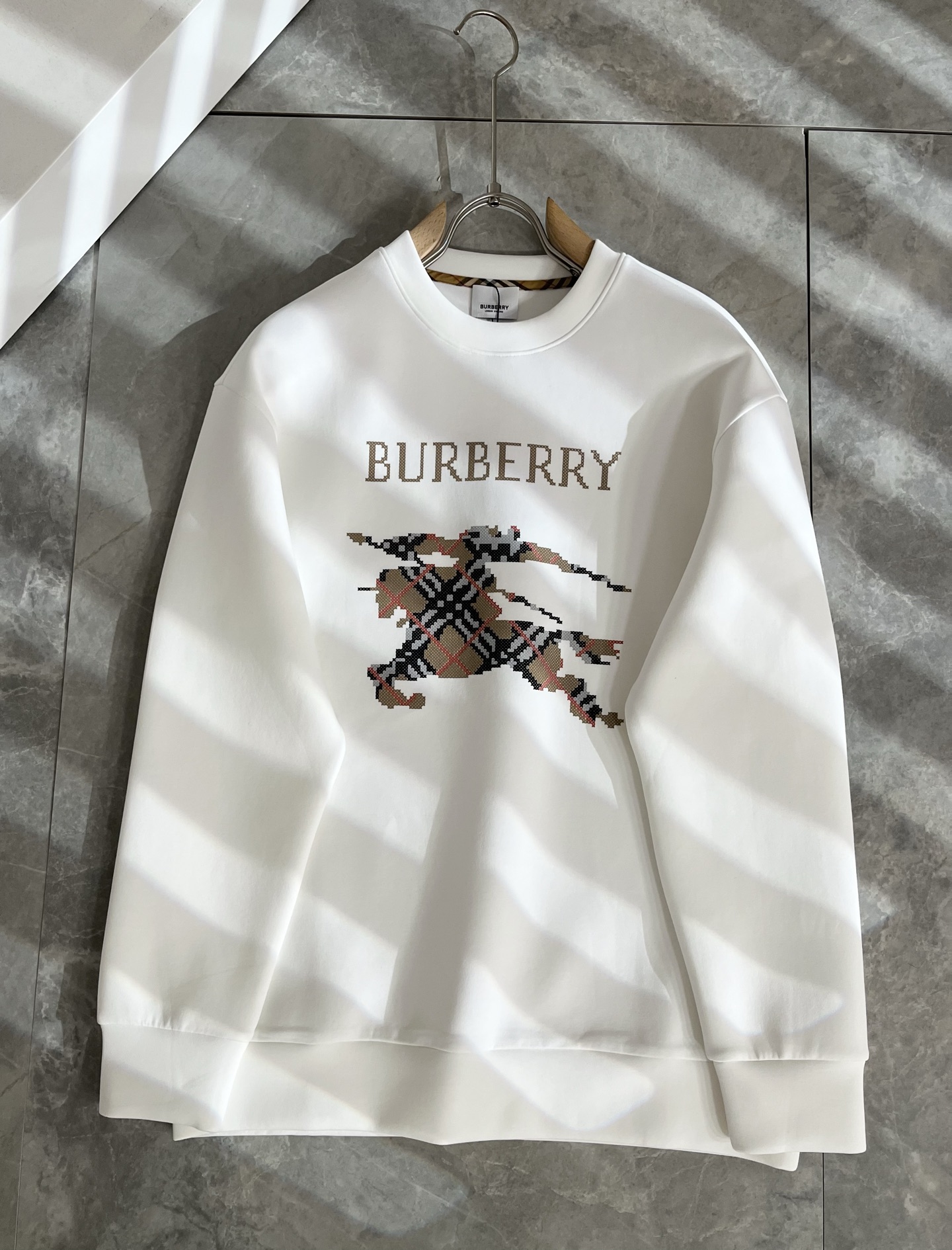 BURBER*Y巴*莉 2025秋冬新款男女同款👫基础休闲百搭棉质圆领卫衣，男女同款卫衣！贸易公司渠道稀