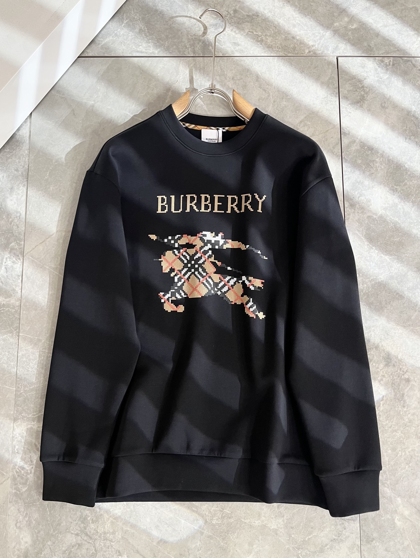 BURBER*Y巴*莉 2025秋冬新款男女同款👫基础休闲百搭棉质圆领卫衣，男女同款卫衣！贸易公司渠道稀