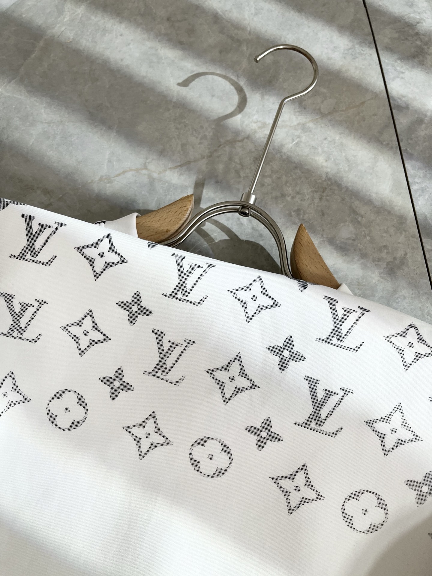 LouisVuitt*路易*登 2025秋冬全新系列单品上线，非常时髦前卫的一款男女同款👫长袖卫衣，胸前