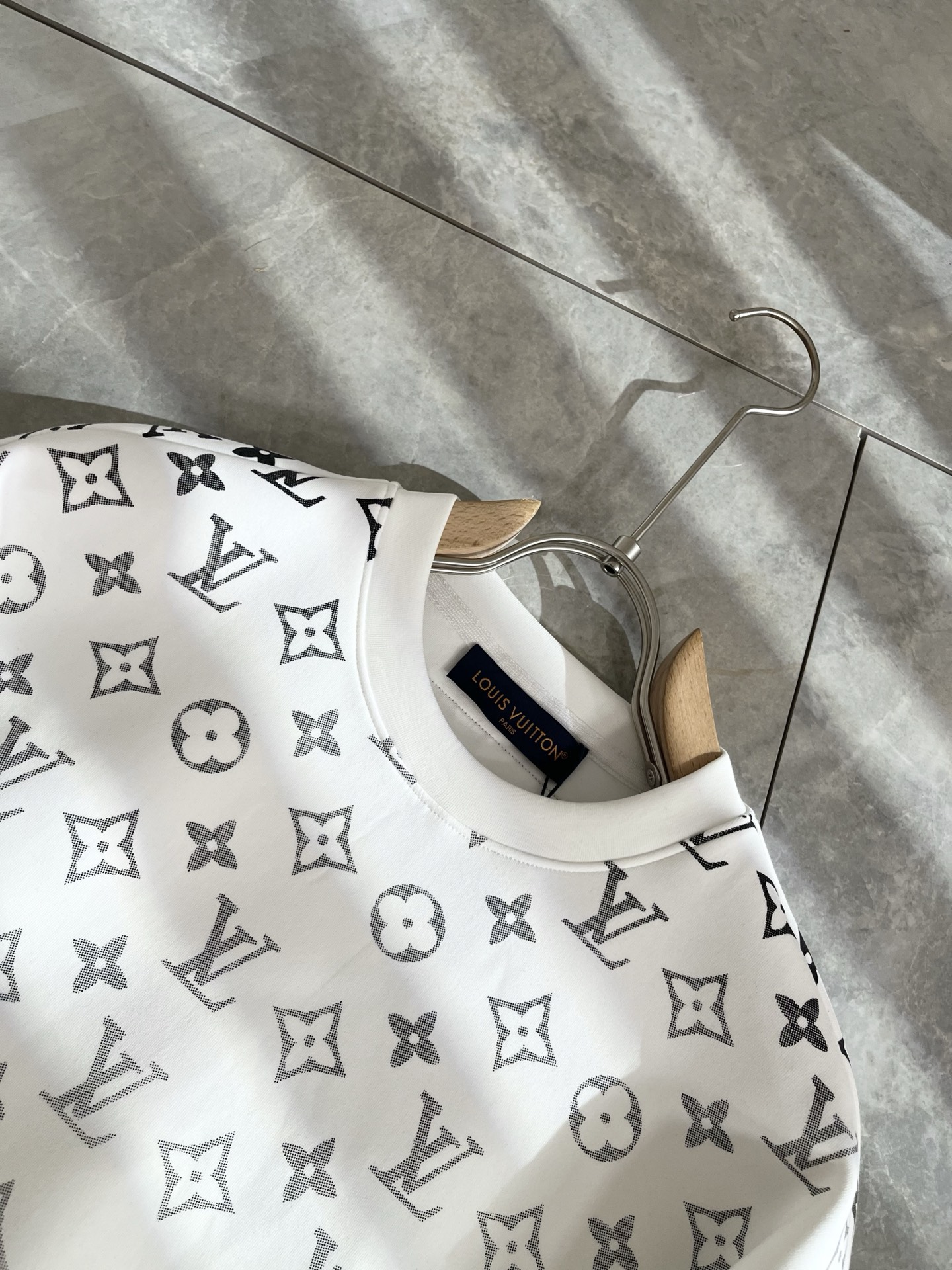 LouisVuitt*路易*登 2025秋冬全新系列单品上线，非常时髦前卫的一款男女同款👫长袖卫衣，胸前