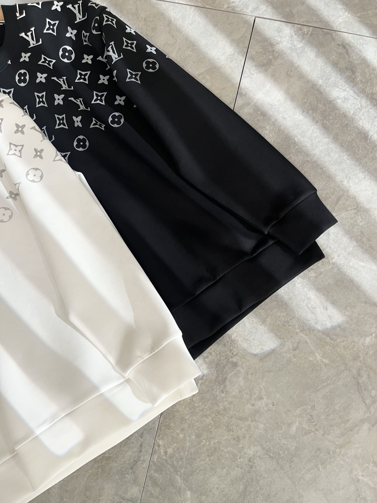 LouisVuitt*路易*登 2025秋冬全新系列单品上线，非常时髦前卫的一款男女同款👫长袖卫衣，胸前