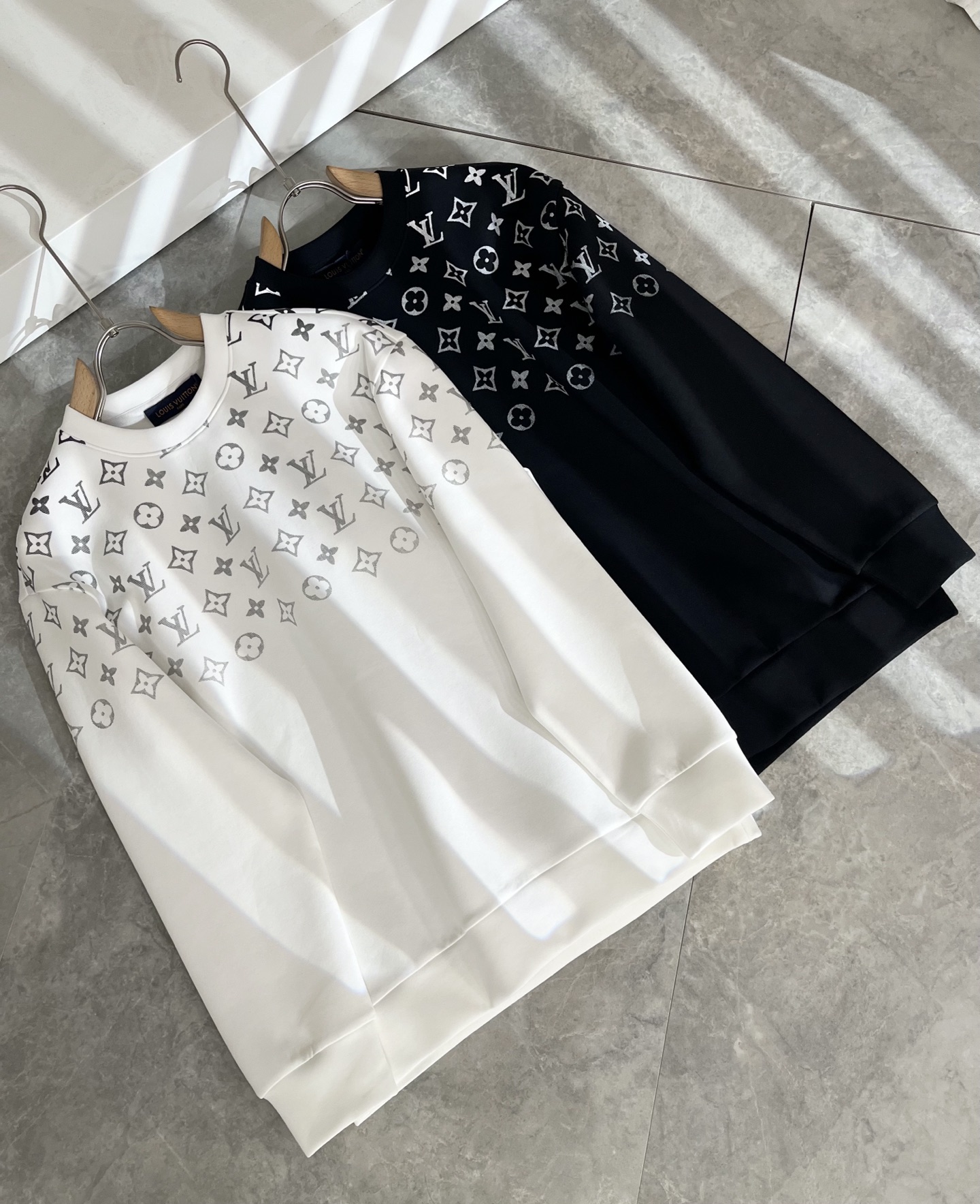 LouisVuitt*路易*登 2025秋冬全新系列单品上线，非常时髦前卫的一款男女同款👫长袖卫衣，胸前