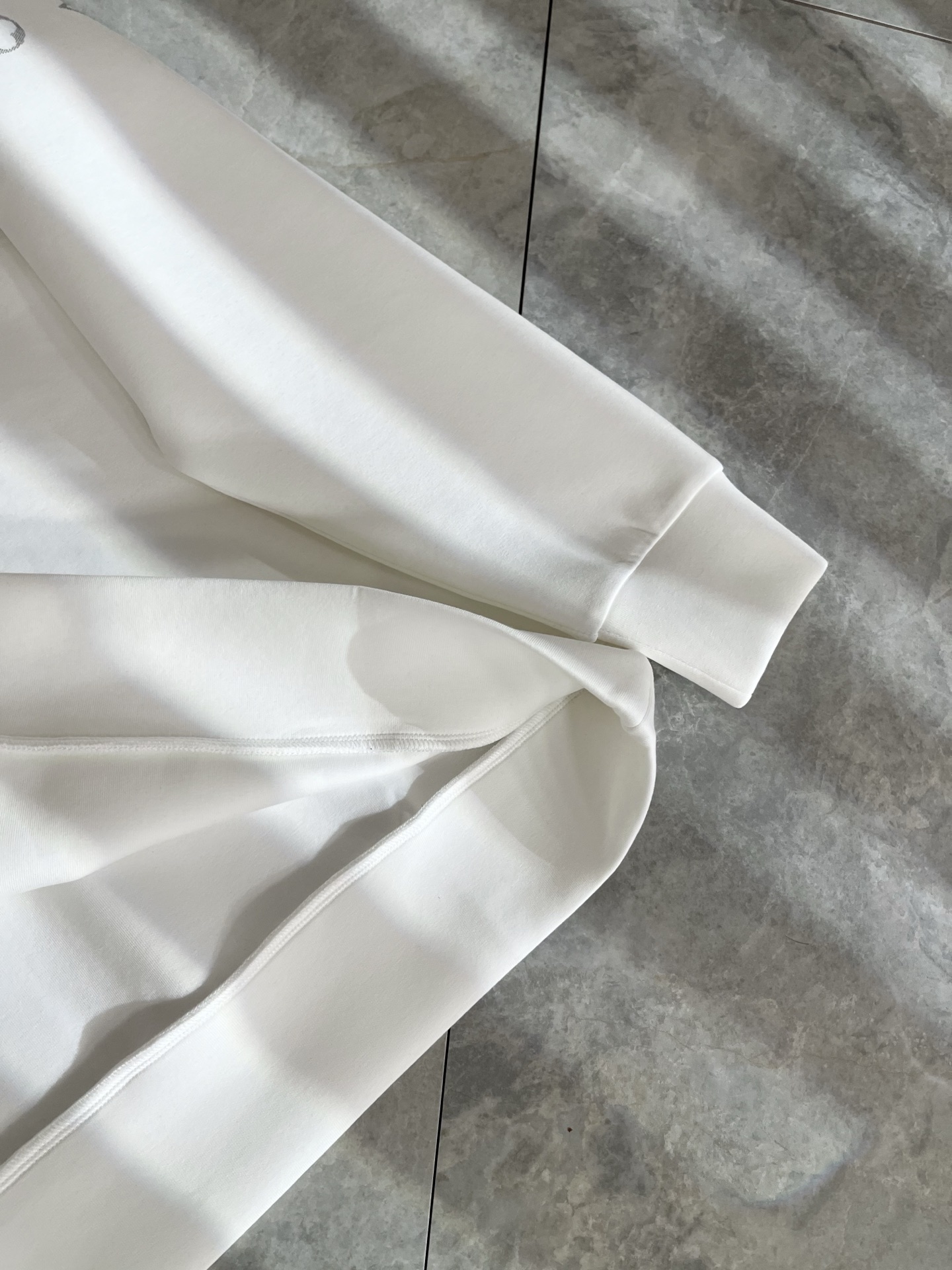 LouisVuitt*路易*登 2025秋冬全新系列单品上线，非常时髦前卫的一款男女同款👫长袖卫衣，胸前