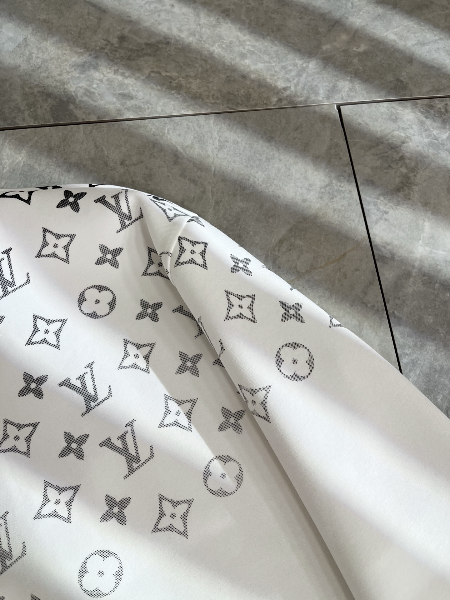 LouisVuitt*路易*登 2025秋冬全新系列单品上线，非常时髦前卫的一款男女同款👫长袖卫衣，胸前