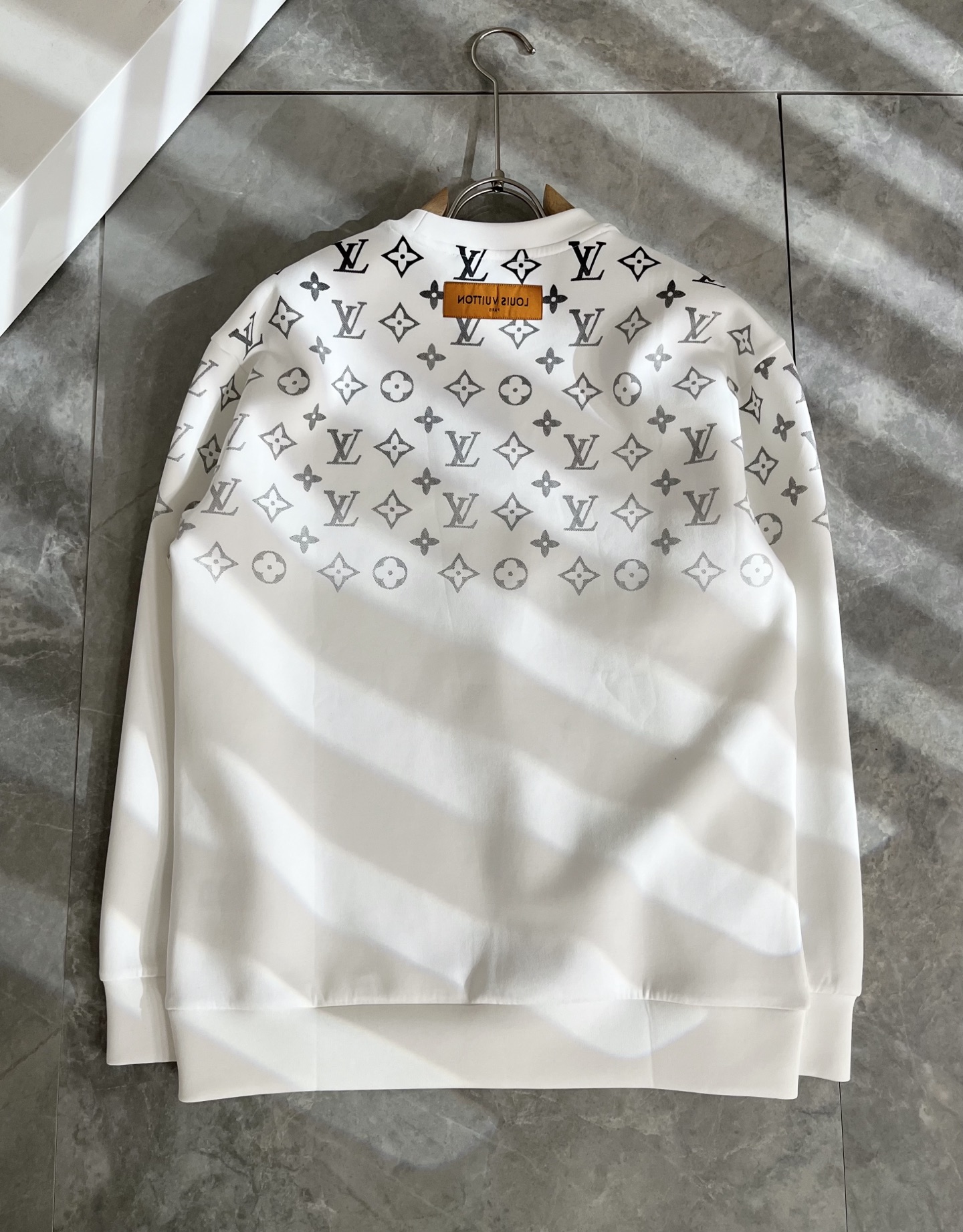 LouisVuitt*路易*登 2025秋冬全新系列单品上线，非常时髦前卫的一款男女同款👫长袖卫衣，胸前