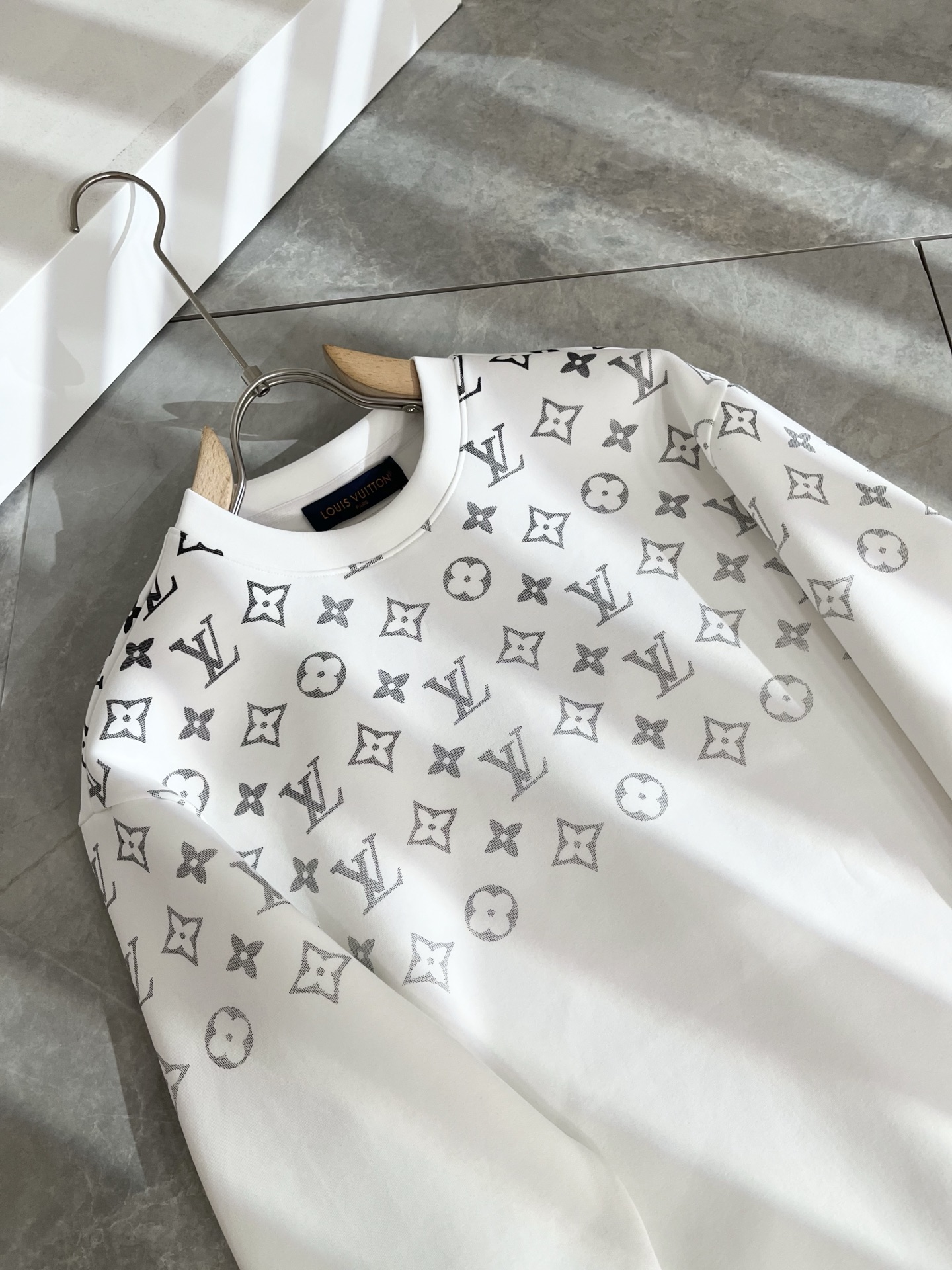 LouisVuitt*路易*登 2025秋冬全新系列单品上线，非常时髦前卫的一款男女同款👫长袖卫衣，胸前