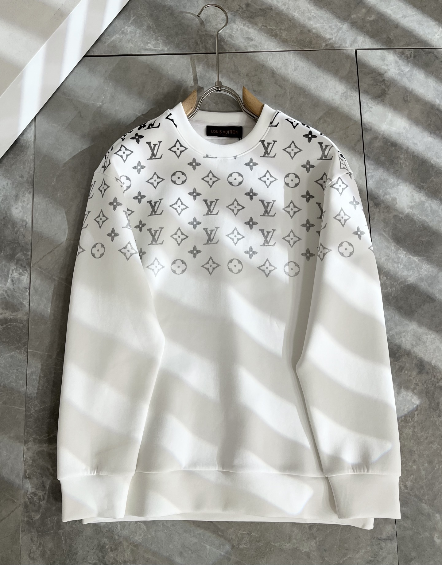 LouisVuitt*路易*登 2025秋冬全新系列单品上线，非常时髦前卫的一款男女同款👫长袖卫衣，胸前