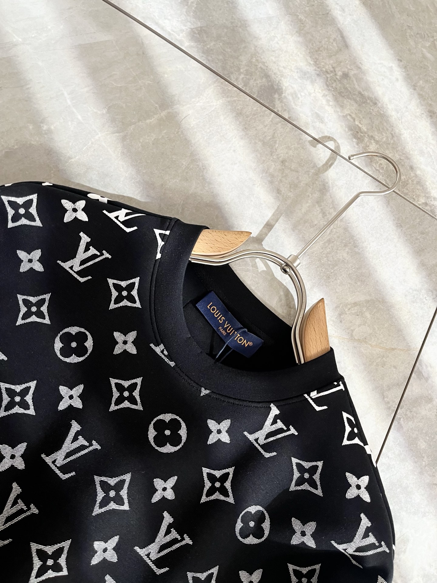 LouisVuitt*路易*登 2025秋冬全新系列单品上线，非常时髦前卫的一款男女同款👫长袖卫衣，胸前