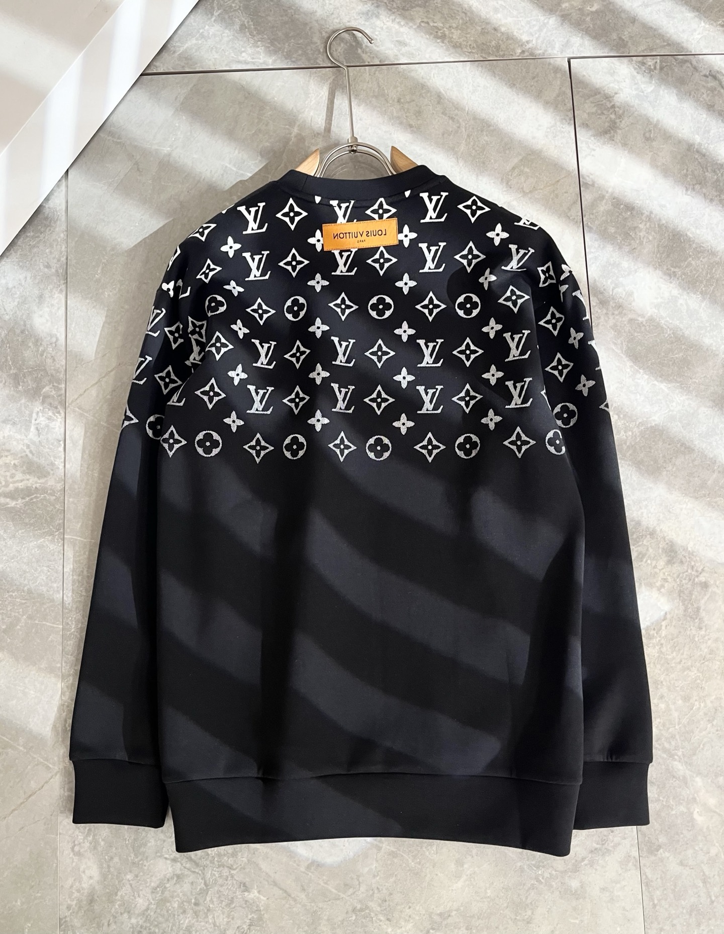 LouisVuitt*路易*登 2025秋冬全新系列单品上线，非常时髦前卫的一款男女同款👫长袖卫衣，胸前
