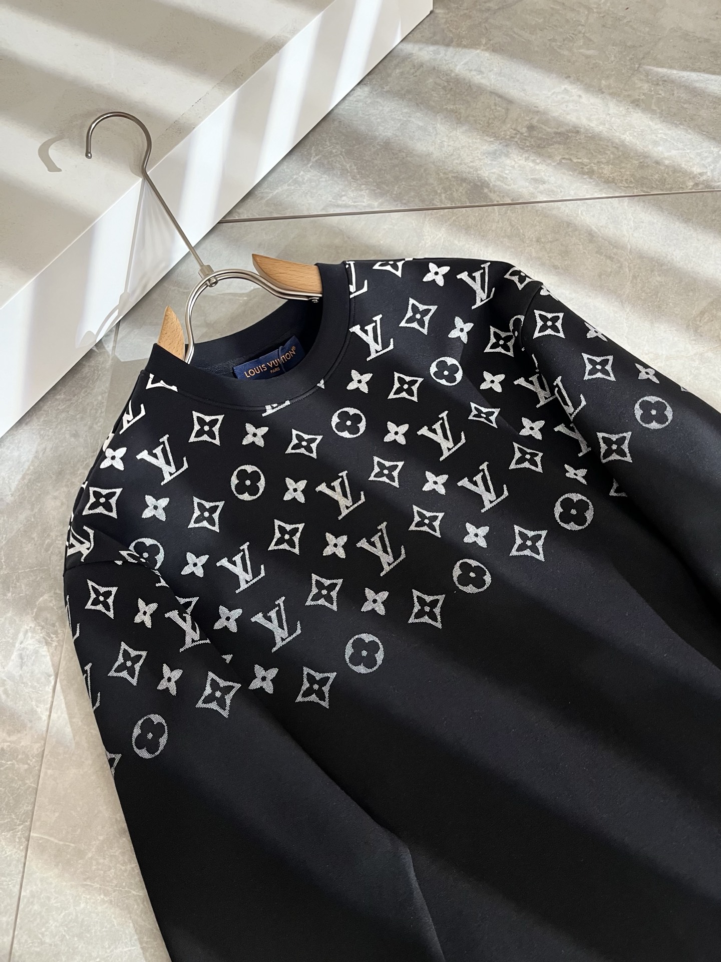 LouisVuitt*路易*登 2025秋冬全新系列单品上线，非常时髦前卫的一款男女同款👫长袖卫衣，胸前