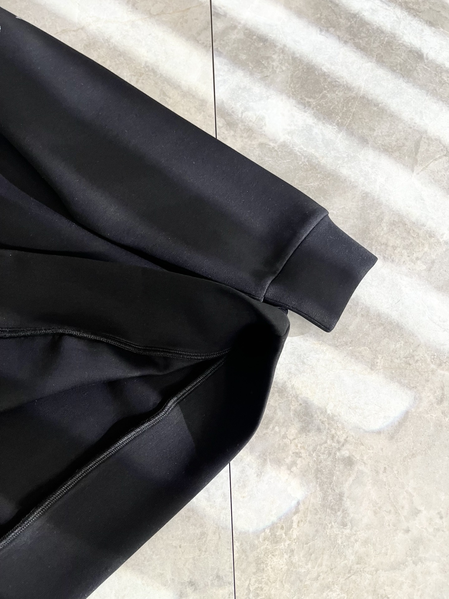 LouisVuitt*路易*登 2025秋冬全新系列单品上线，非常时髦前卫的一款男女同款👫长袖卫衣，胸前