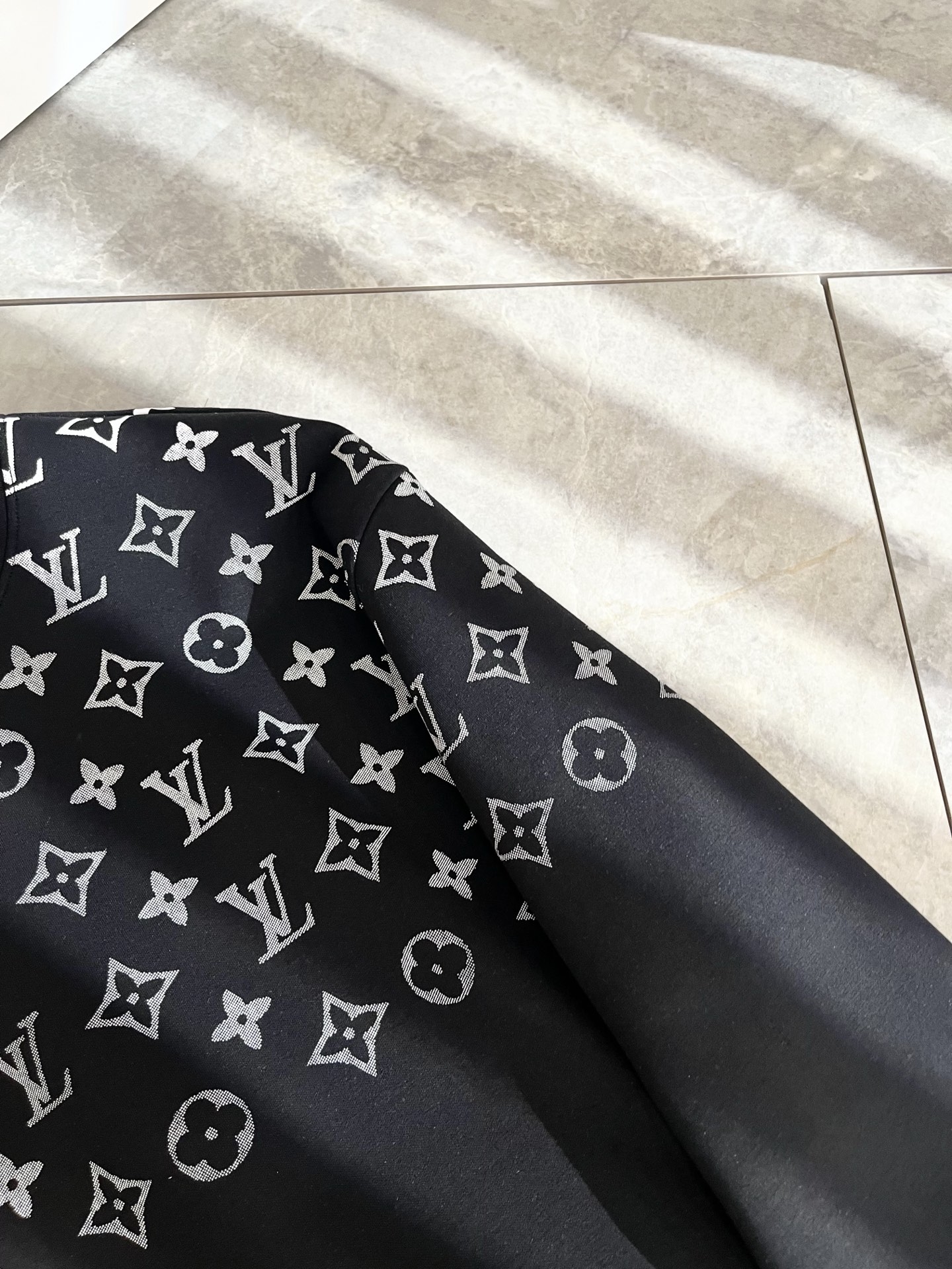 LouisVuitt*路易*登 2025秋冬全新系列单品上线，非常时髦前卫的一款男女同款👫长袖卫衣，胸前