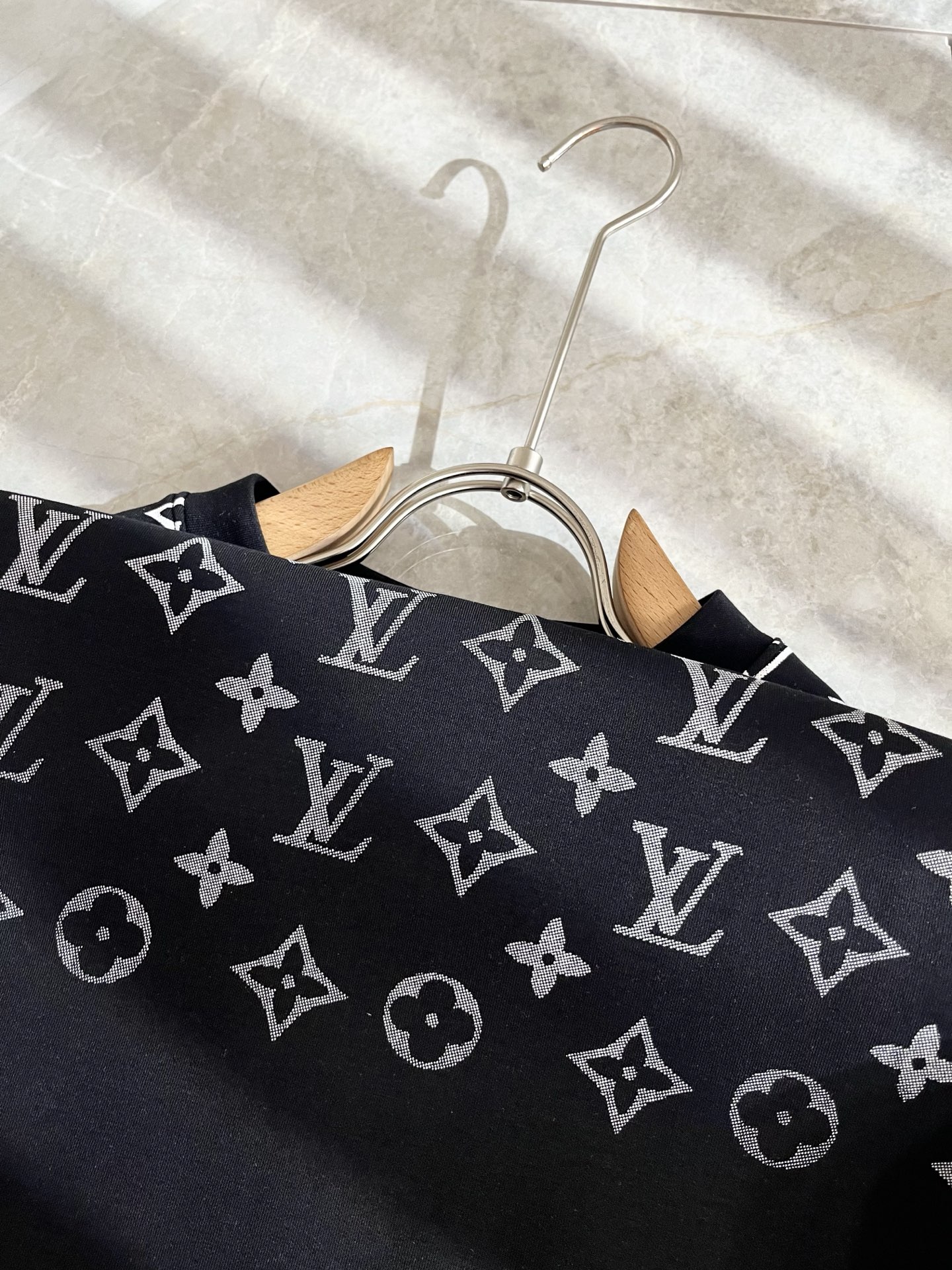 LouisVuitt*路易*登 2025秋冬全新系列单品上线，非常时髦前卫的一款男女同款👫长袖卫衣，胸前