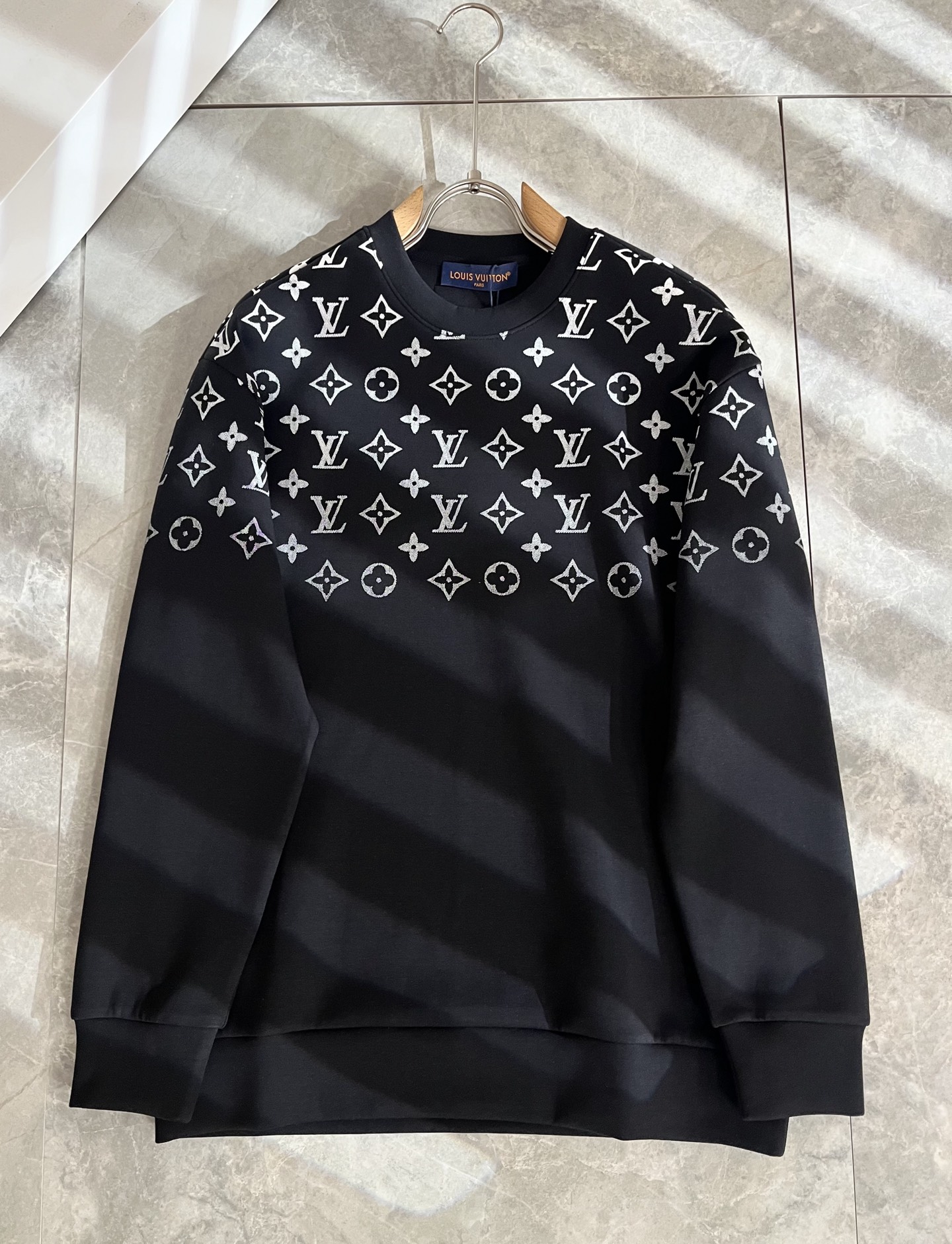 LouisVuitt*路易*登 2025秋冬全新系列单品上线，非常时髦前卫的一款男女同款👫长袖卫衣，胸前