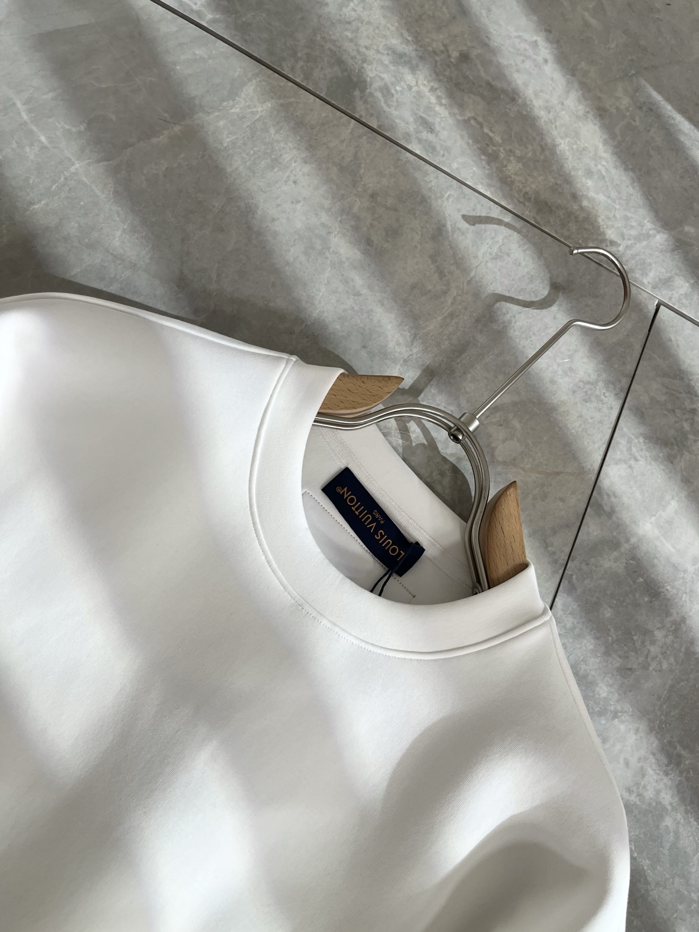 LouisVuitt*路易*登 2025秋冬全新系列单品上线，非常时髦前卫的一款男女同款👫长袖卫衣，胸前