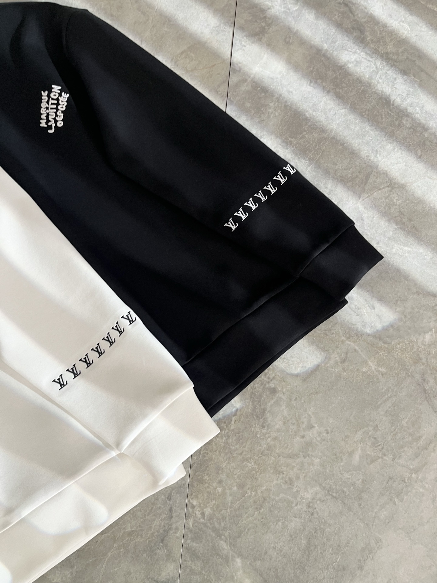 LouisVuitt*路易*登 2025秋冬全新系列单品上线，非常时髦前卫的一款男女同款👫长袖卫衣，胸前