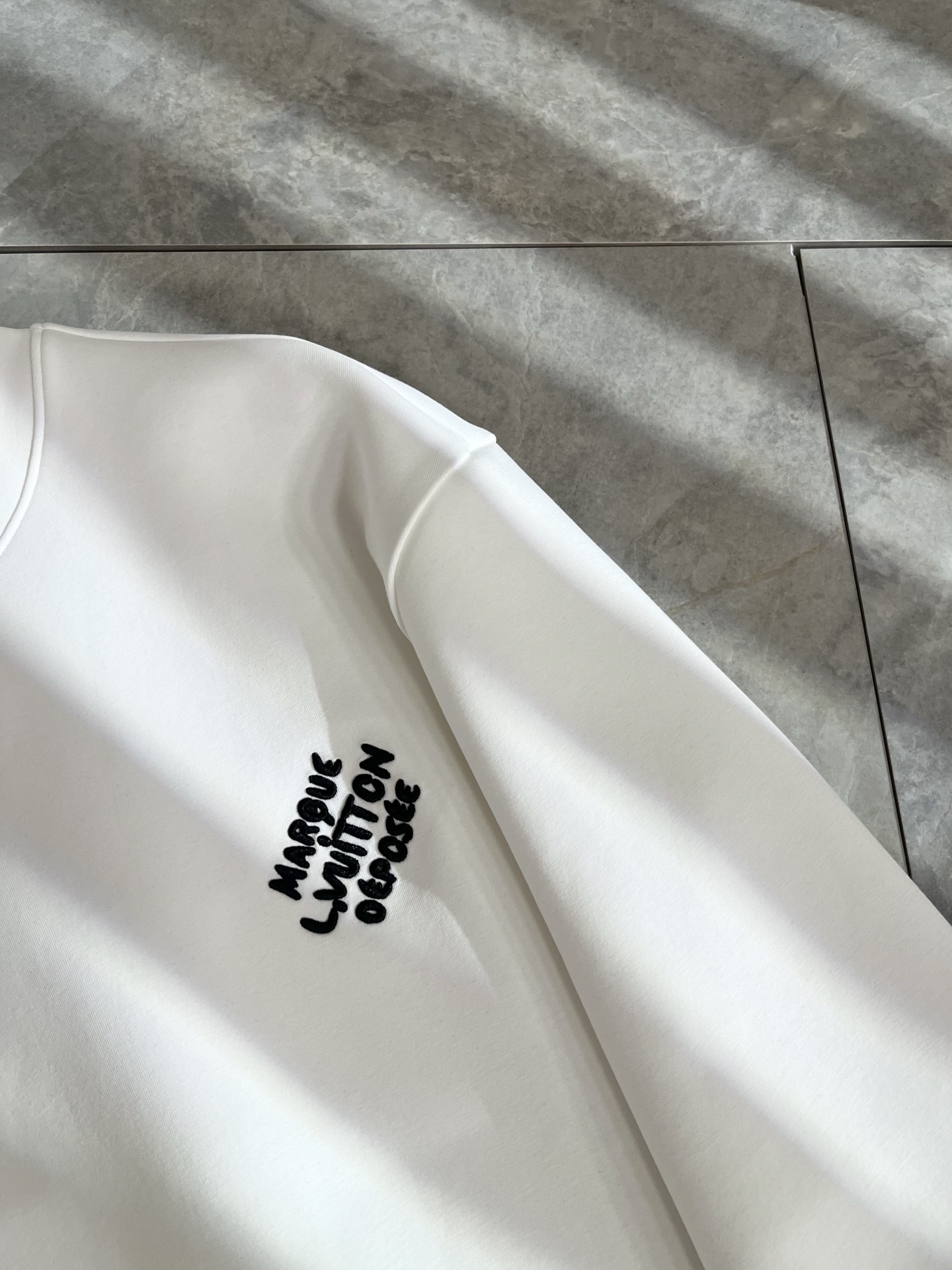 LouisVuitt*路易*登 2025秋冬全新系列单品上线，非常时髦前卫的一款男女同款👫长袖卫衣，胸前