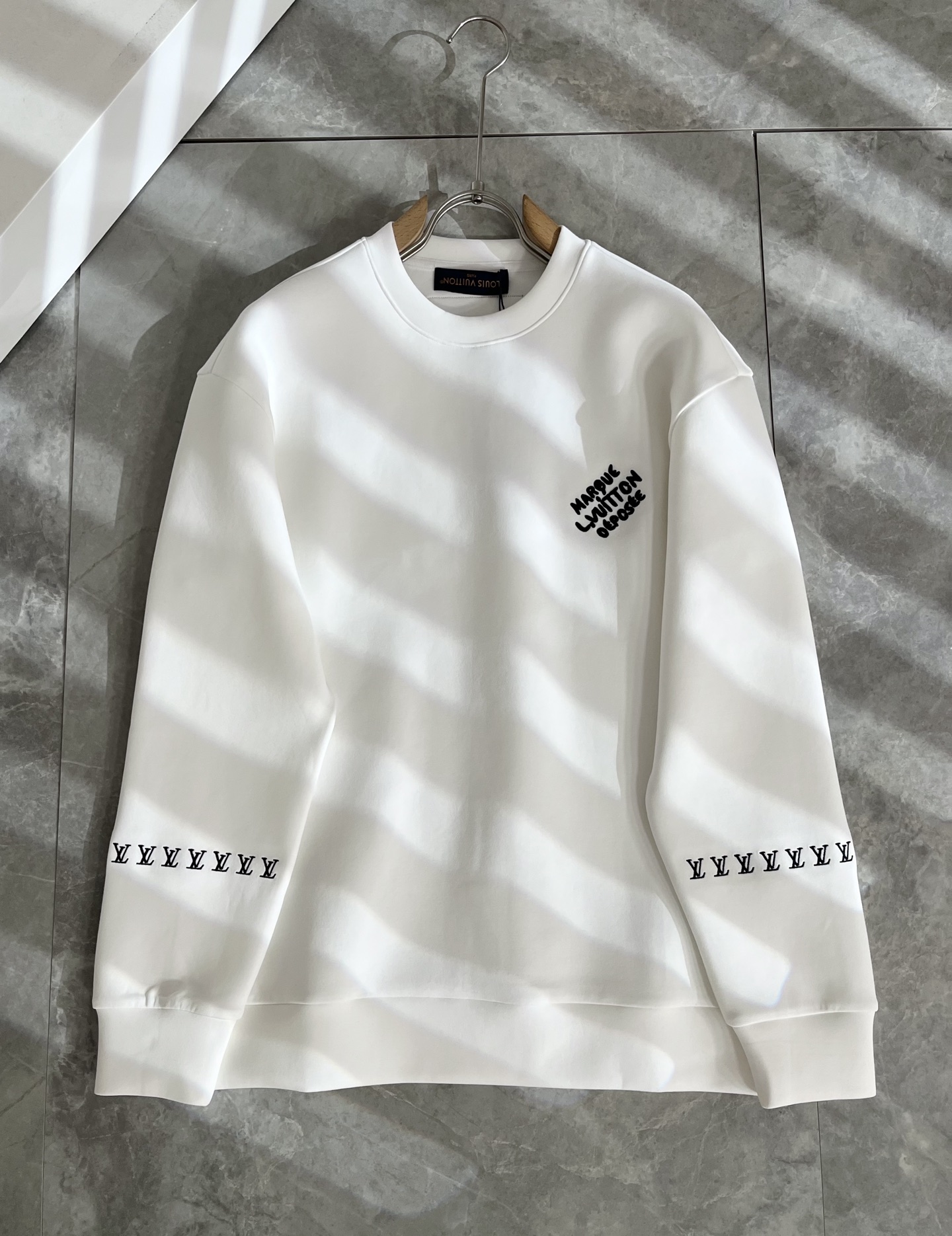 LouisVuitt*路易*登 2025秋冬全新系列单品上线，非常时髦前卫的一款男女同款👫长袖卫衣，胸前