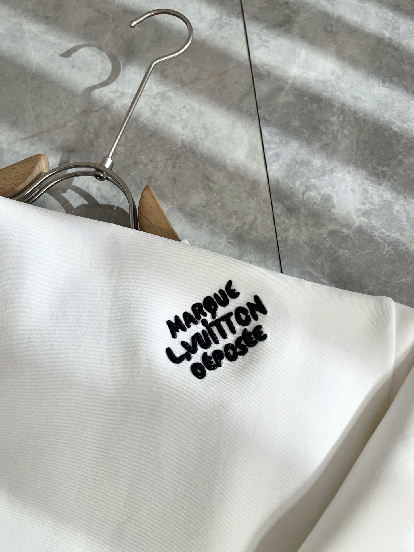 LouisVuitt*路易*登 2025秋冬全新系列单品上线，非常时髦前卫的一款男女同款👫长袖卫衣，胸前