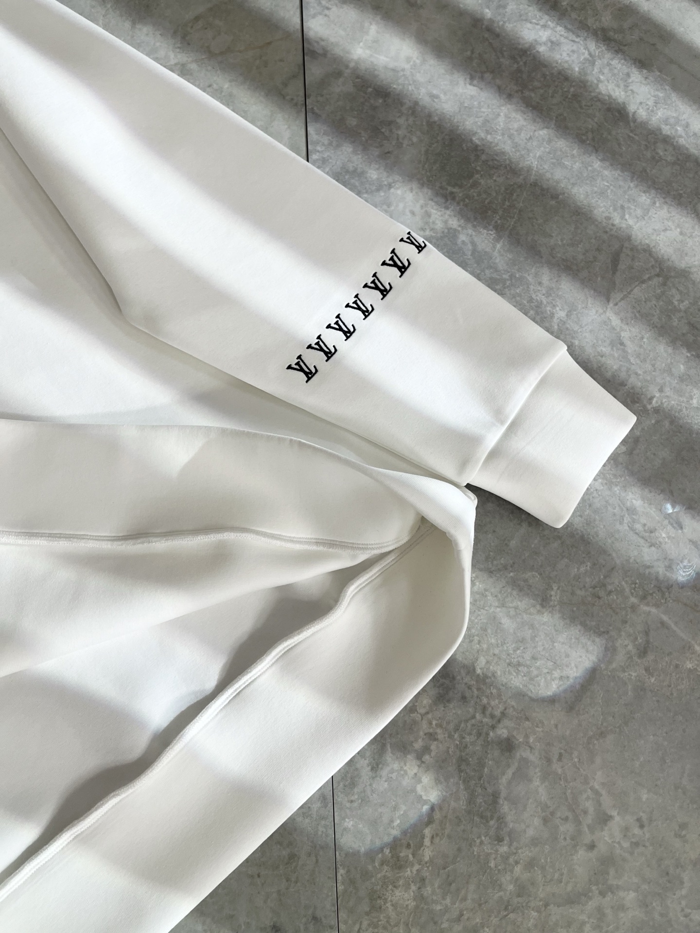 LouisVuitt*路易*登 2025秋冬全新系列单品上线，非常时髦前卫的一款男女同款👫长袖卫衣，胸前