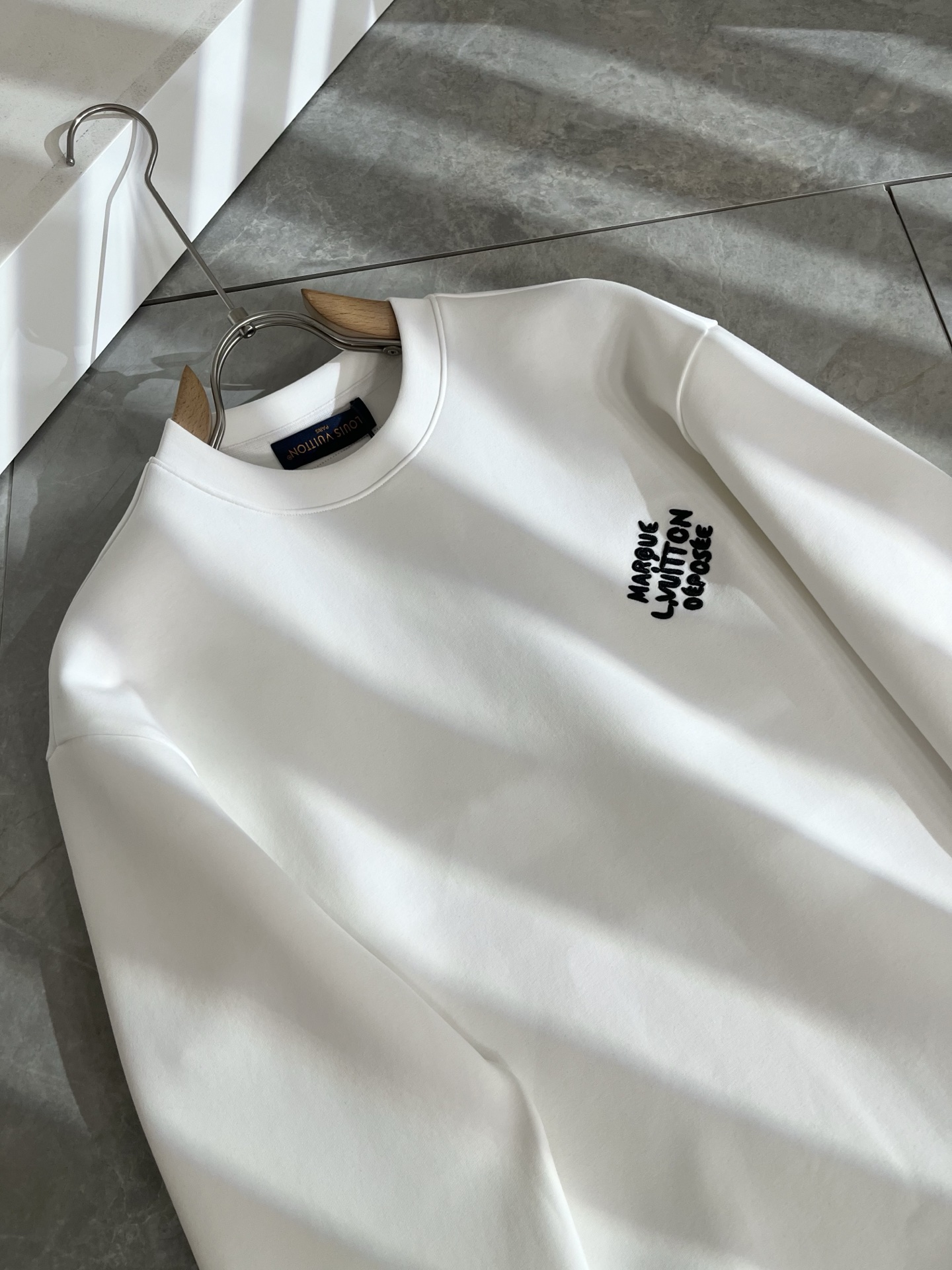 LouisVuitt*路易*登 2025秋冬全新系列单品上线，非常时髦前卫的一款男女同款👫长袖卫衣，胸前