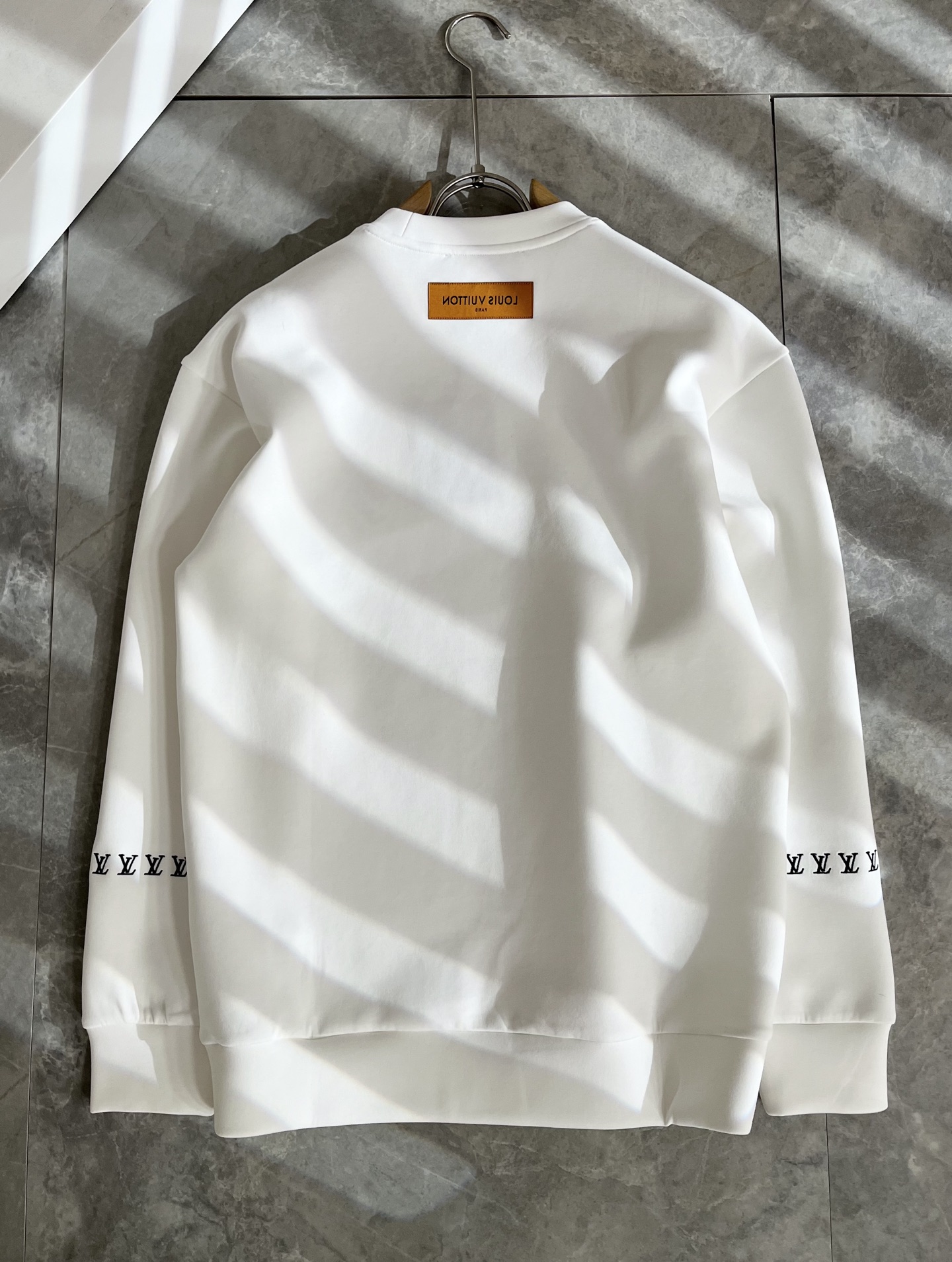 LouisVuitt*路易*登 2025秋冬全新系列单品上线，非常时髦前卫的一款男女同款👫长袖卫衣，胸前