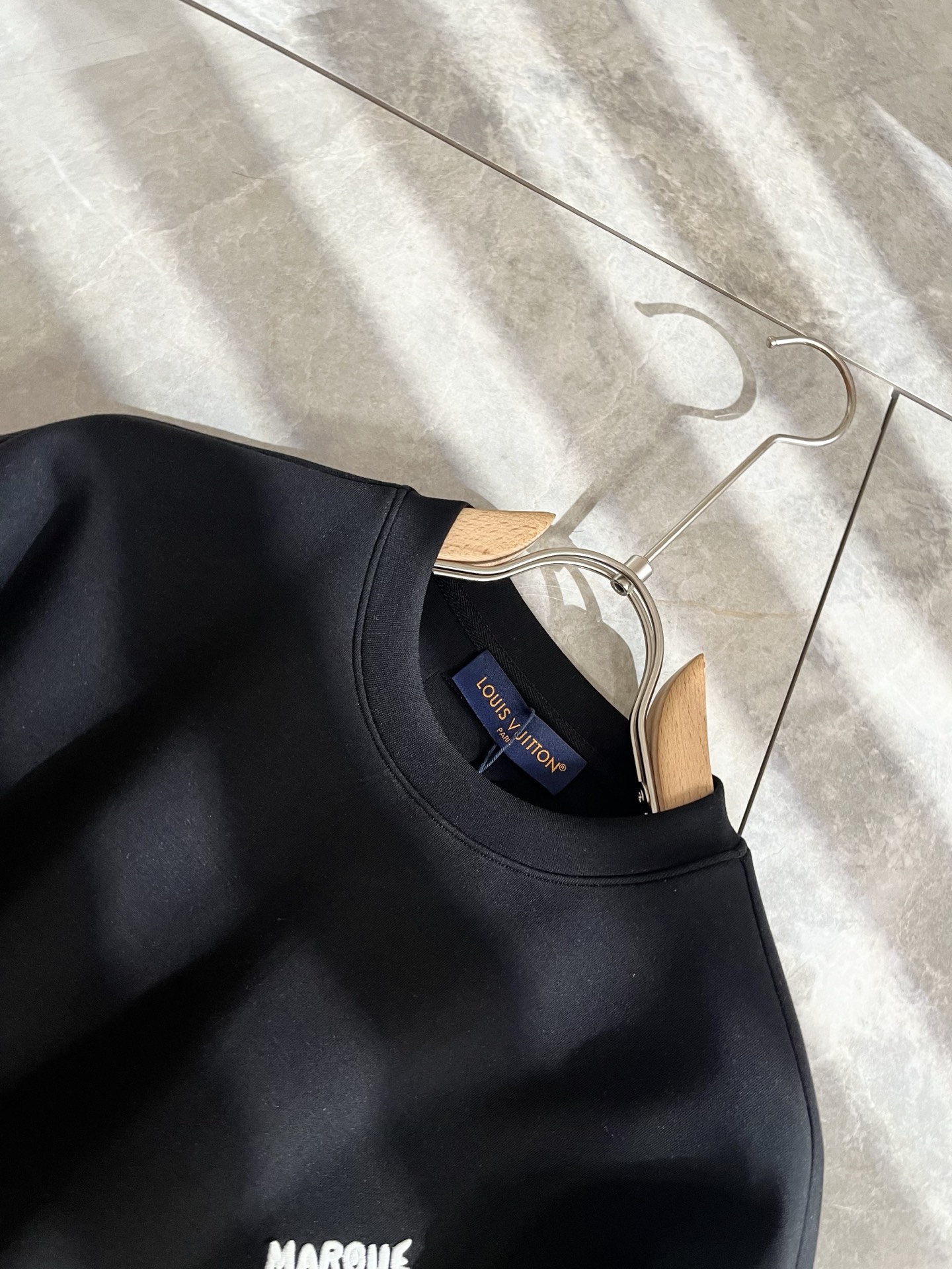 LouisVuitt*路易*登 2025秋冬全新系列单品上线，非常时髦前卫的一款男女同款👫长袖卫衣，胸前