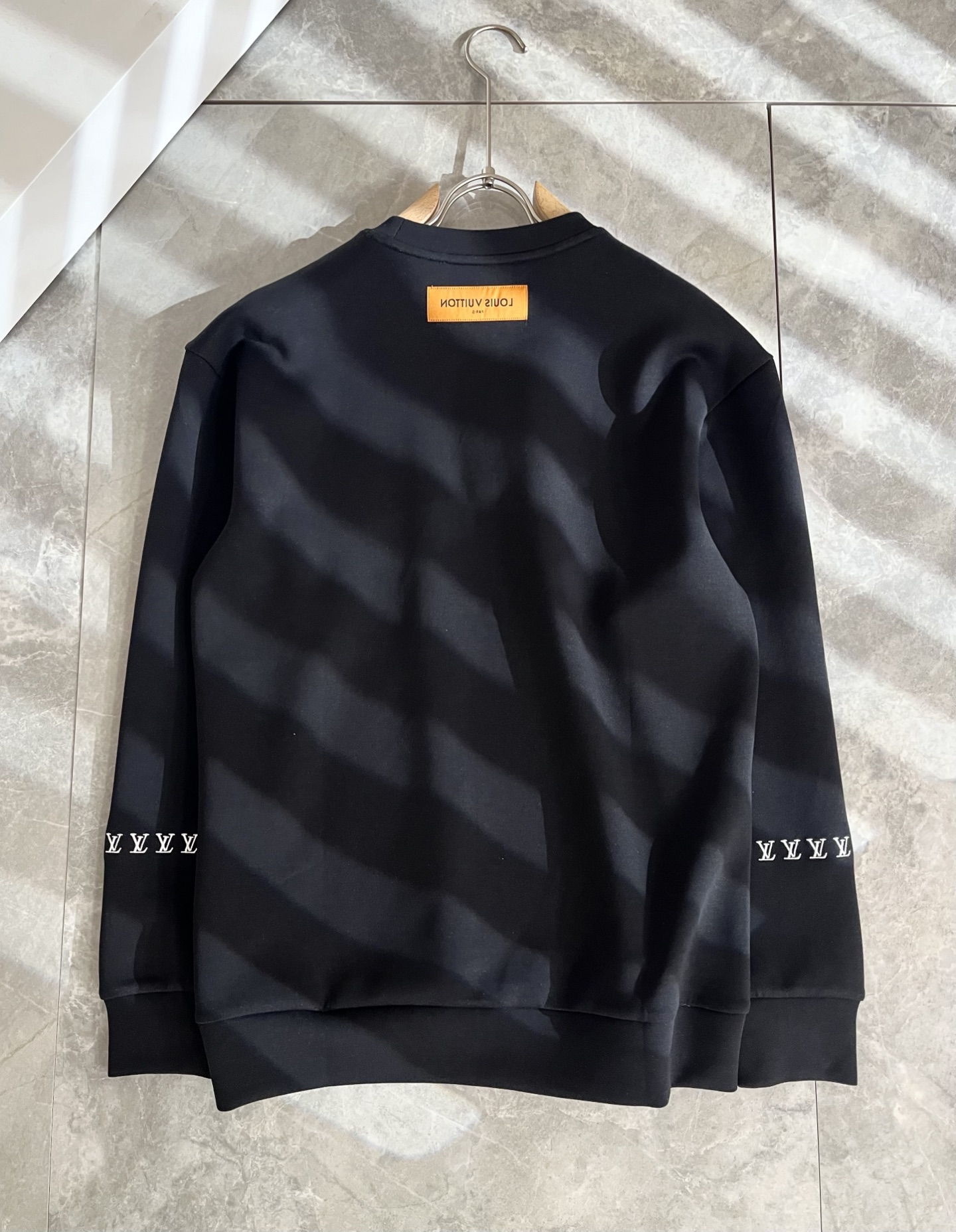 LouisVuitt*路易*登 2025秋冬全新系列单品上线，非常时髦前卫的一款男女同款👫长袖卫衣，胸前